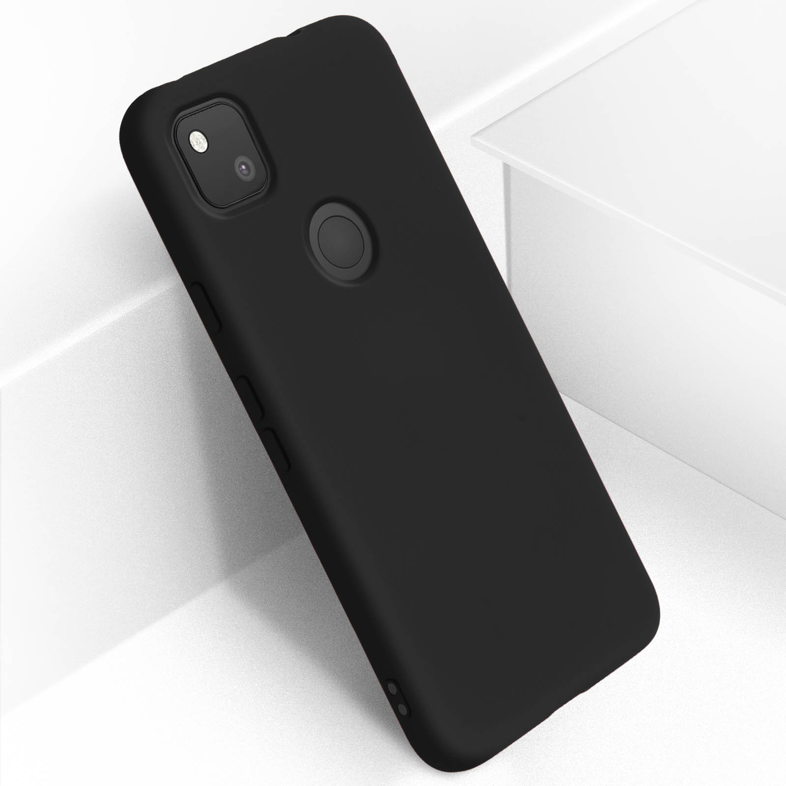 Coque de téléphone noire. Caméra et capteur d'empreintes visibles. Inclinée sur surface blanche.