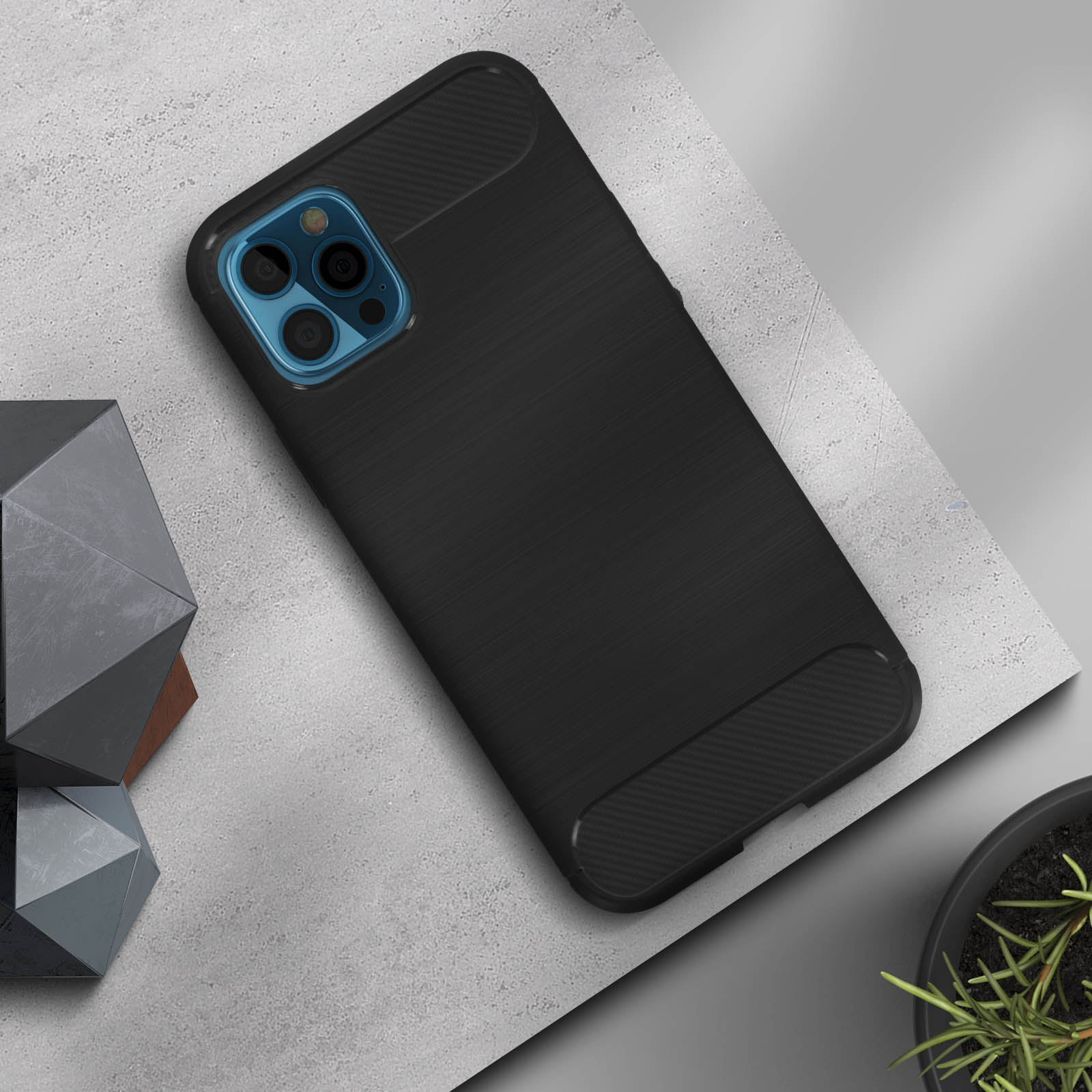 Custodia per telefono nera con design strutturato, su una superficie grigia con forme geometriche.