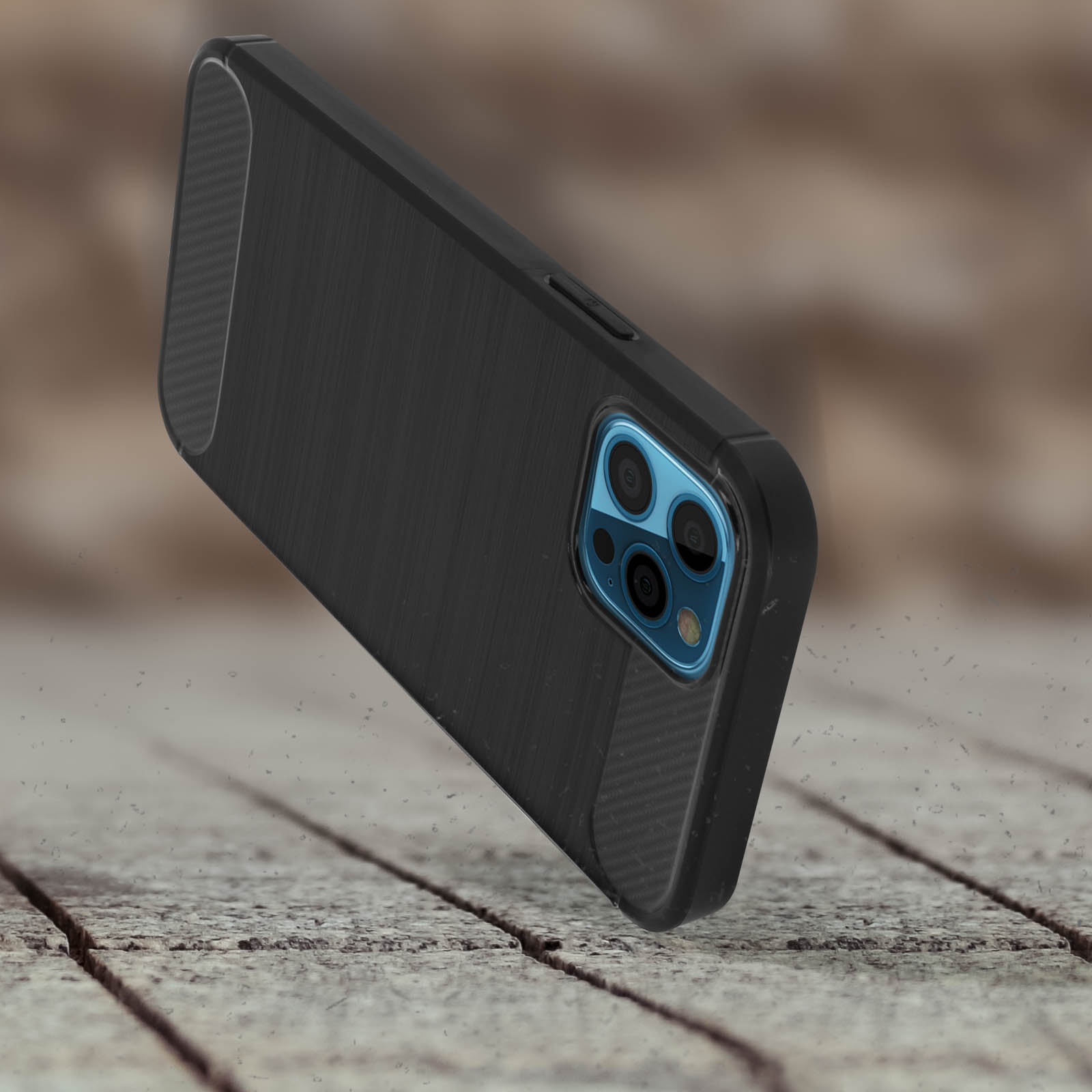 Una custodia per telefono nera con un design strutturato, che mostra una fotocamera del telefono, è mostrata in prospettiva.