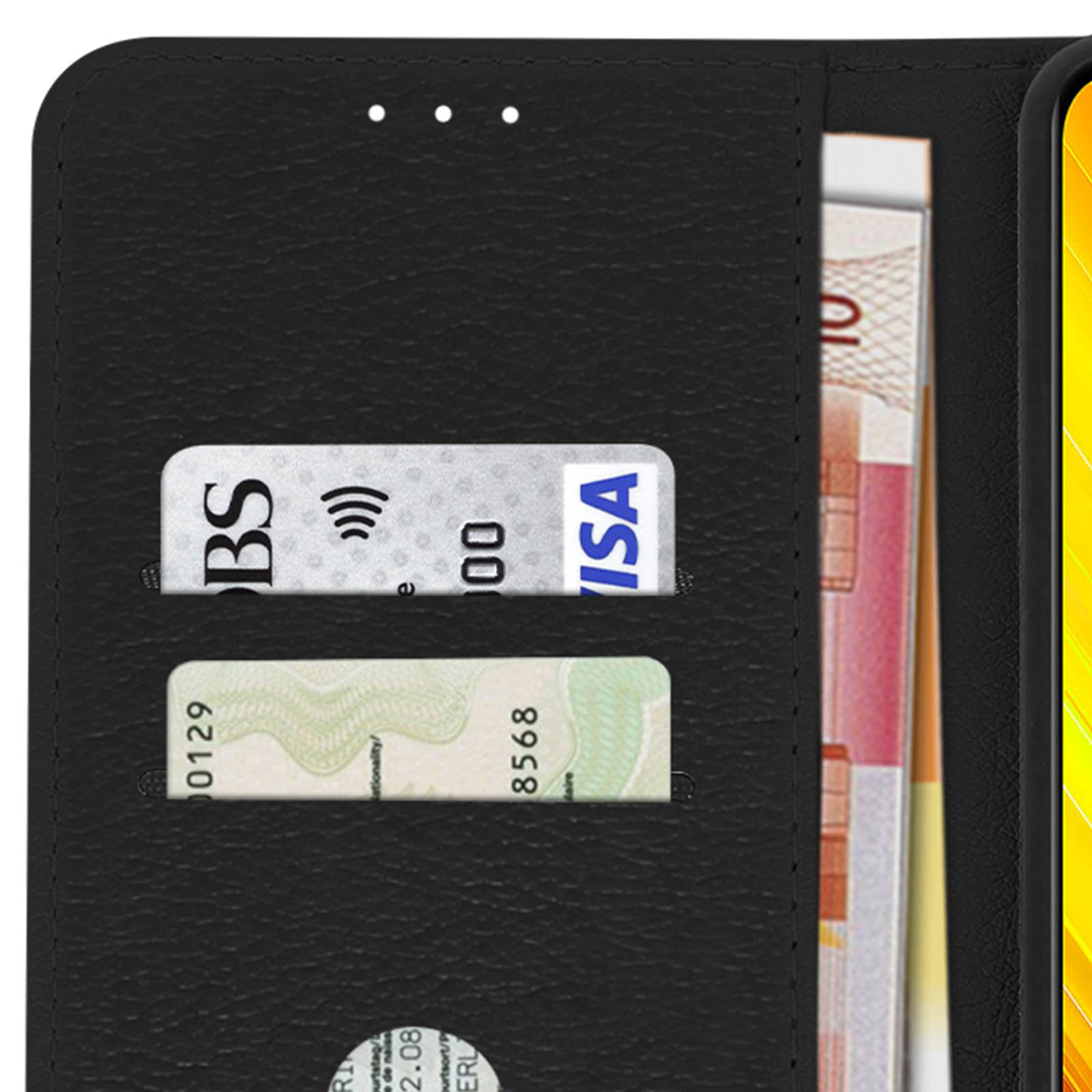 Primo piano di una custodia per telefono con carte di credito. Custodia nera, carte con loghi e numeri.