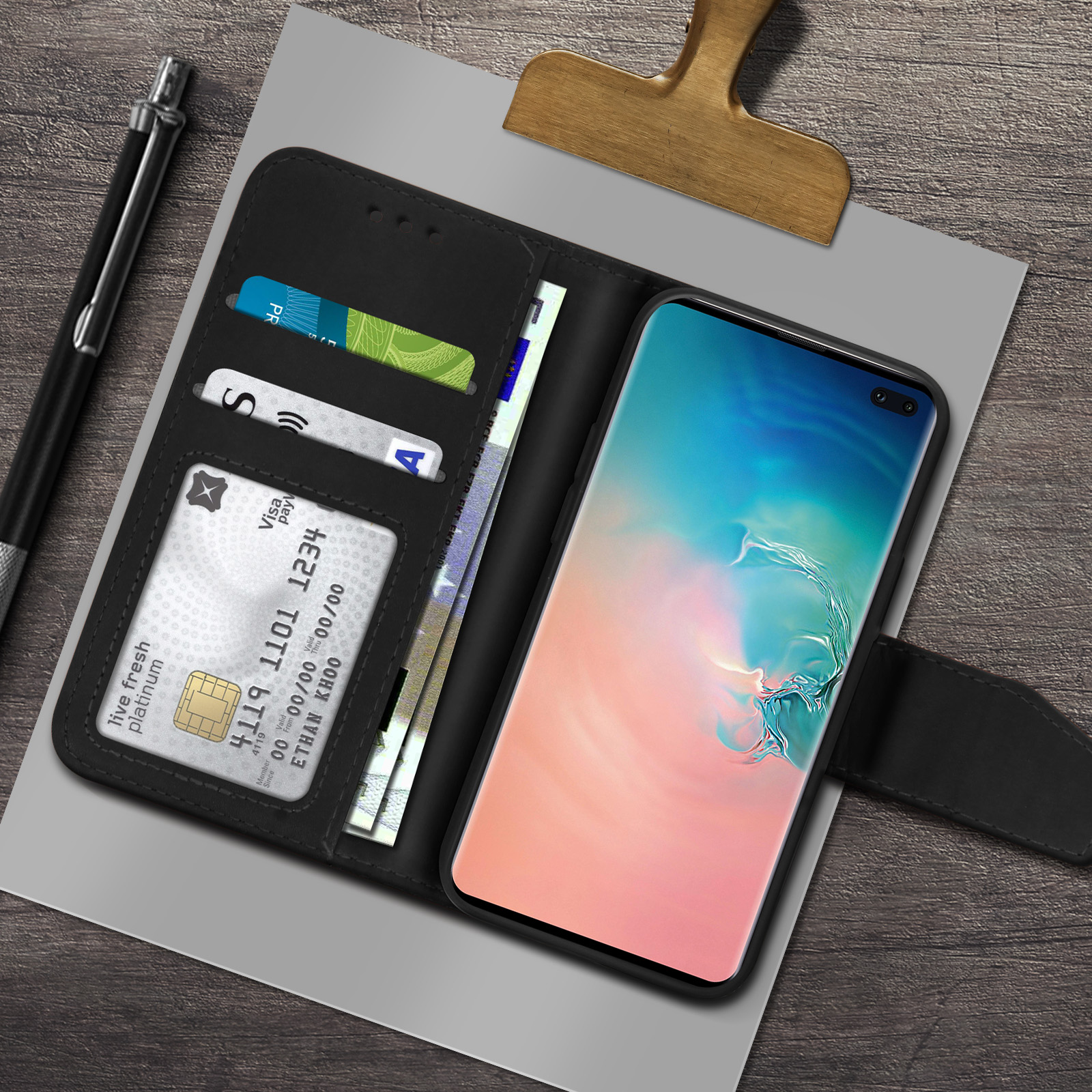 Una custodia a portafoglio nera, aperta, con carte di credito, contanti e un telefono visibile.