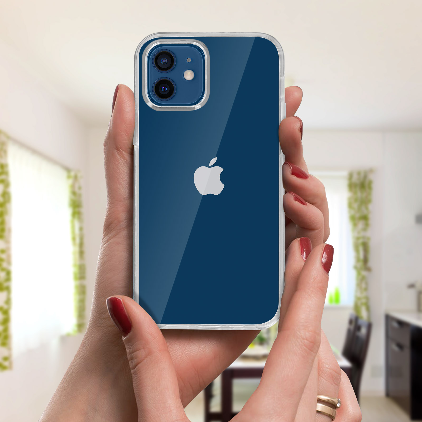 Hand houdt doorzichtige telefoonhoes vast. Apple logo. Vage achtergrond.