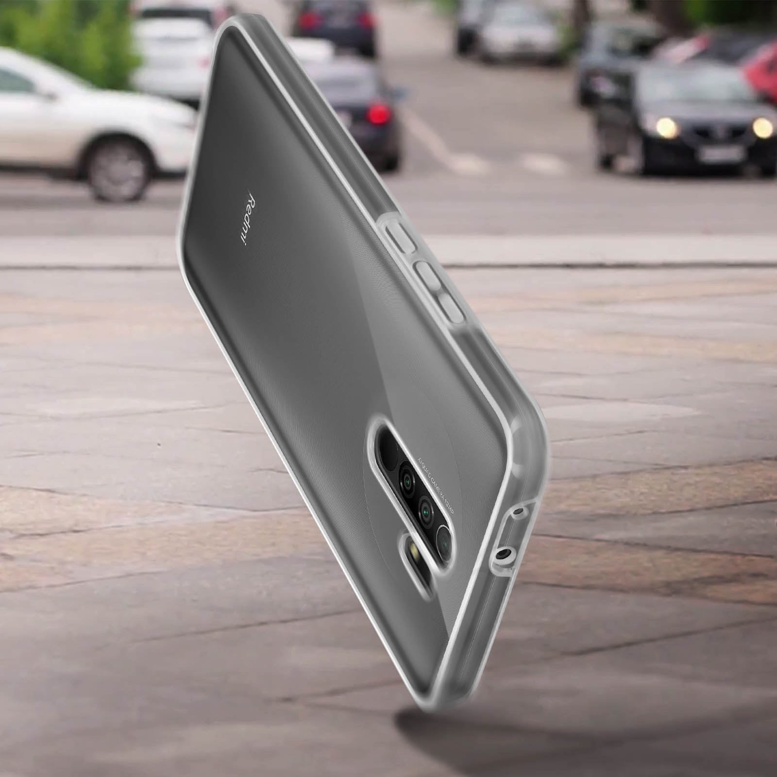 Une coque de téléphone transparente est sur le béton et un arrière-plan flou avec des voitures. La coque est sur le côté.