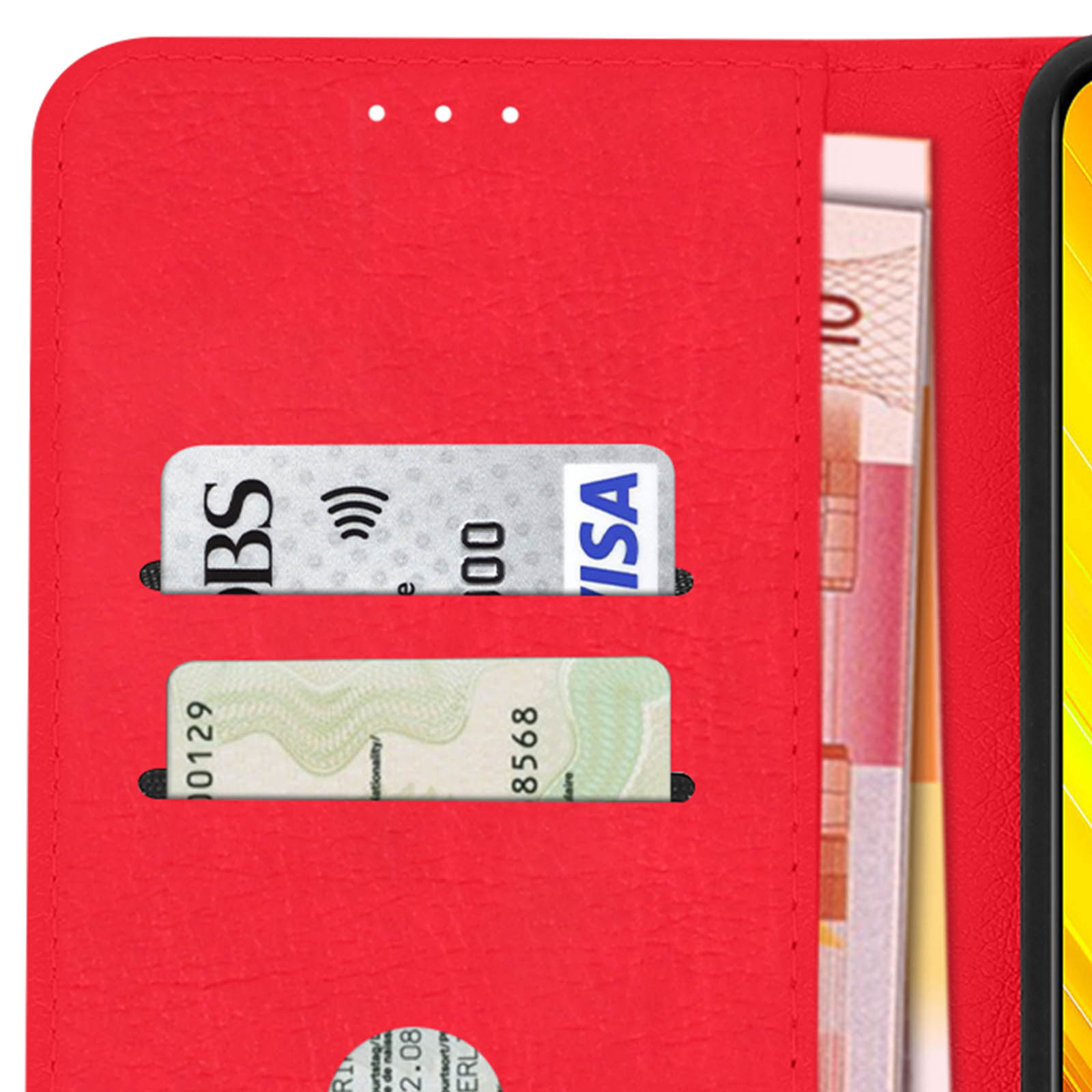 Interno di custodia rossa con fessure per carte. Carte e denaro sono visibili.