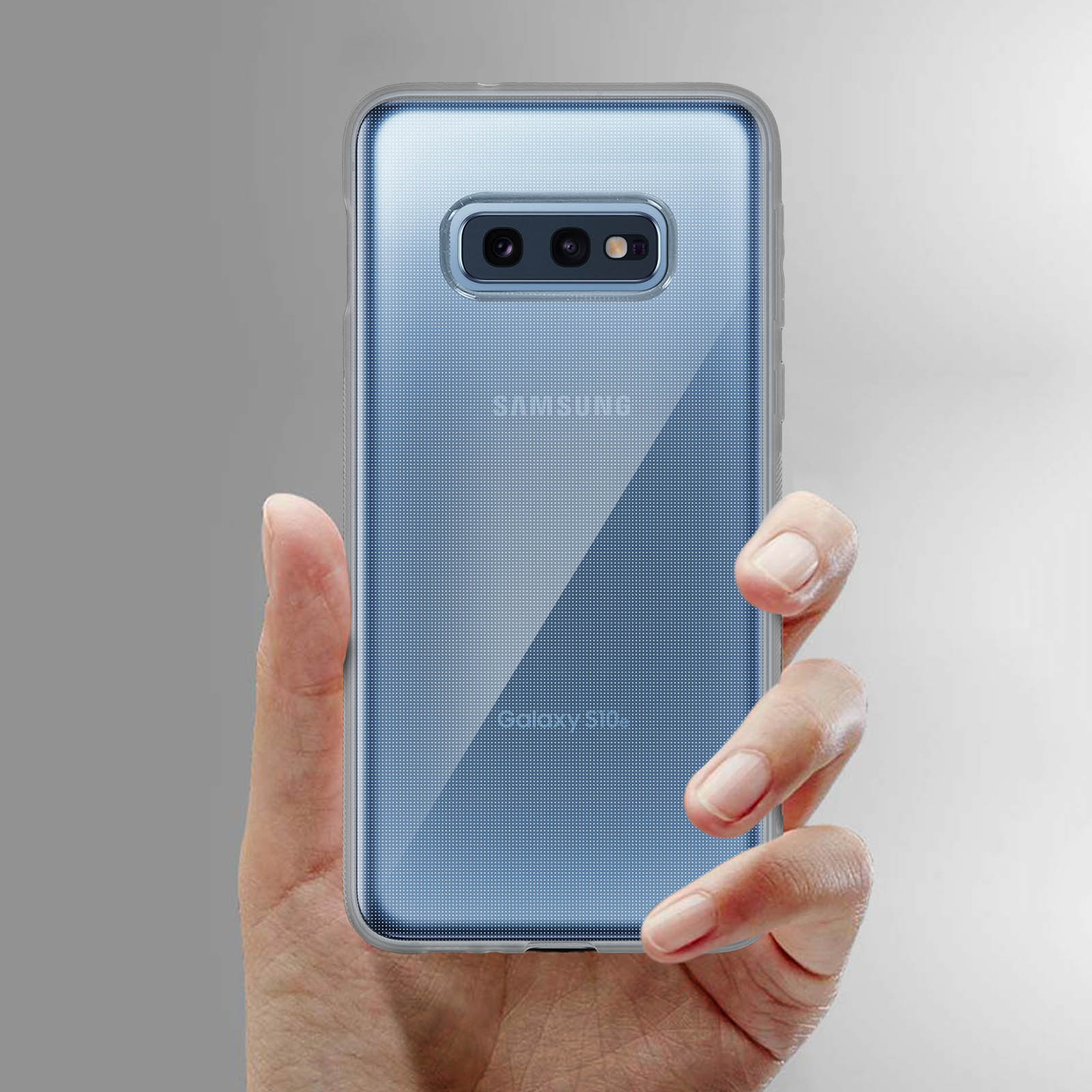 Mano che tiene un telefono con custodia trasparente. Il telefono è blu e ha due fotocamere.