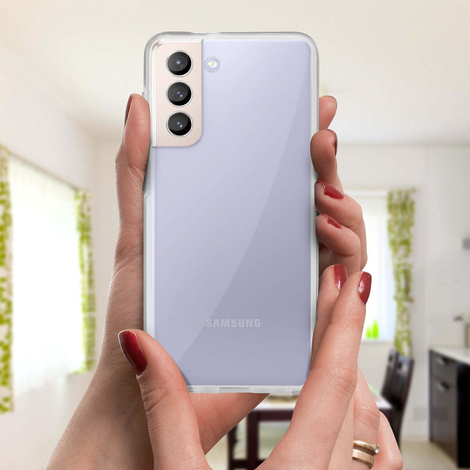 Mani che tengono un telefono con custodia trasparente. Telefono con più fotocamere sul retro.