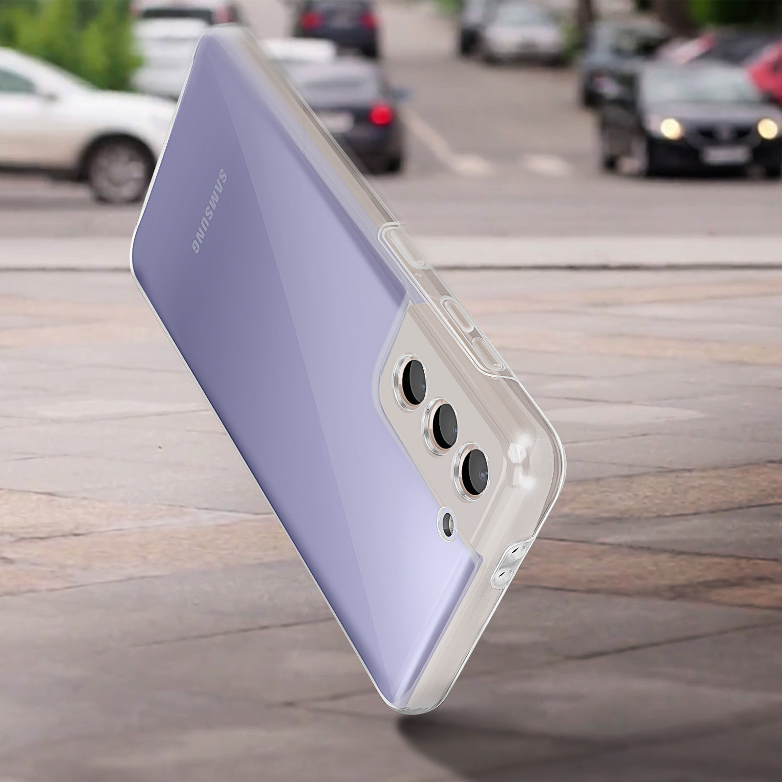 Custodia trasparente sulla strada. Telefono angolato. Auto sullo sfondo sfocato.
