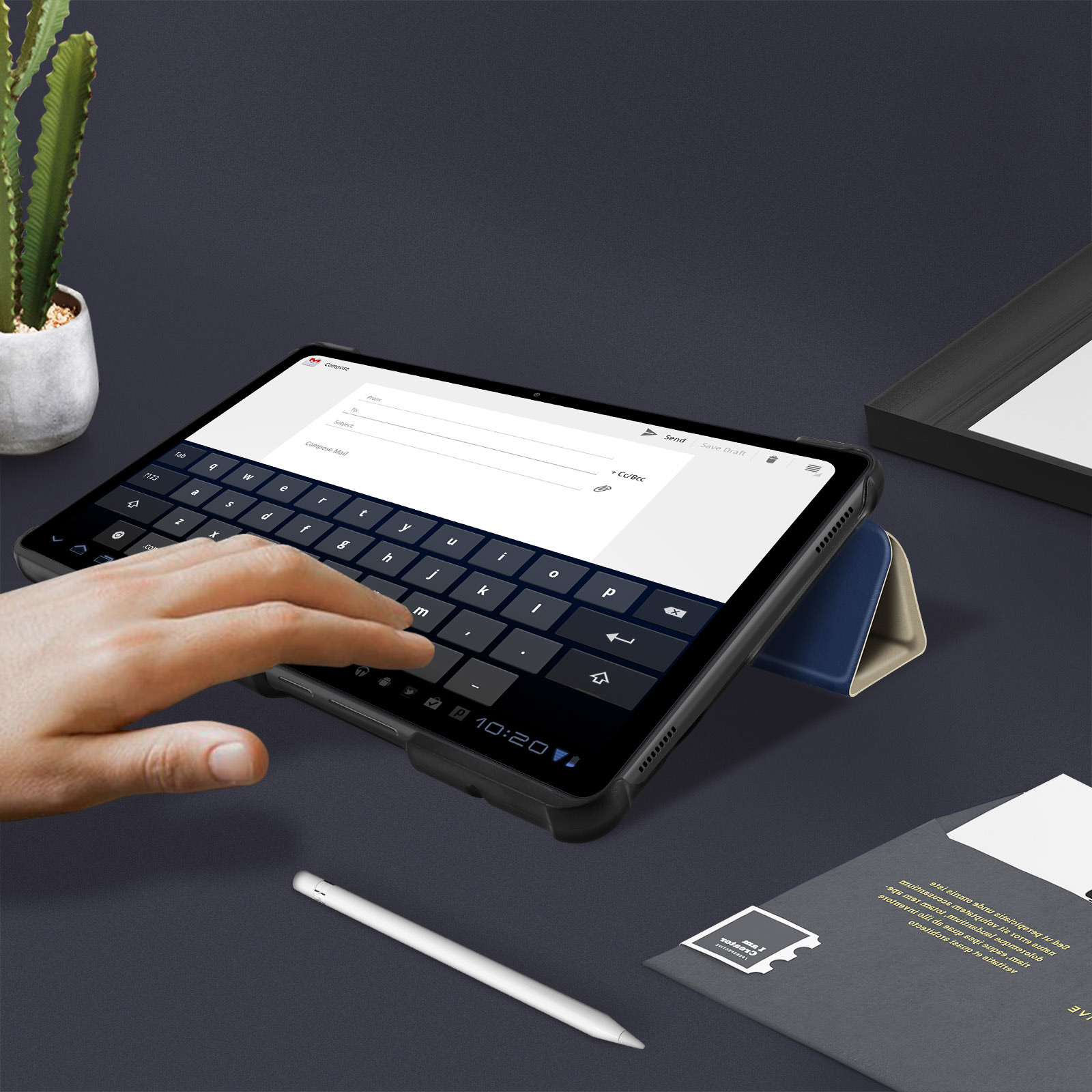 Un tablet con tastiera su una scrivania, con una penna bianca e un documento.