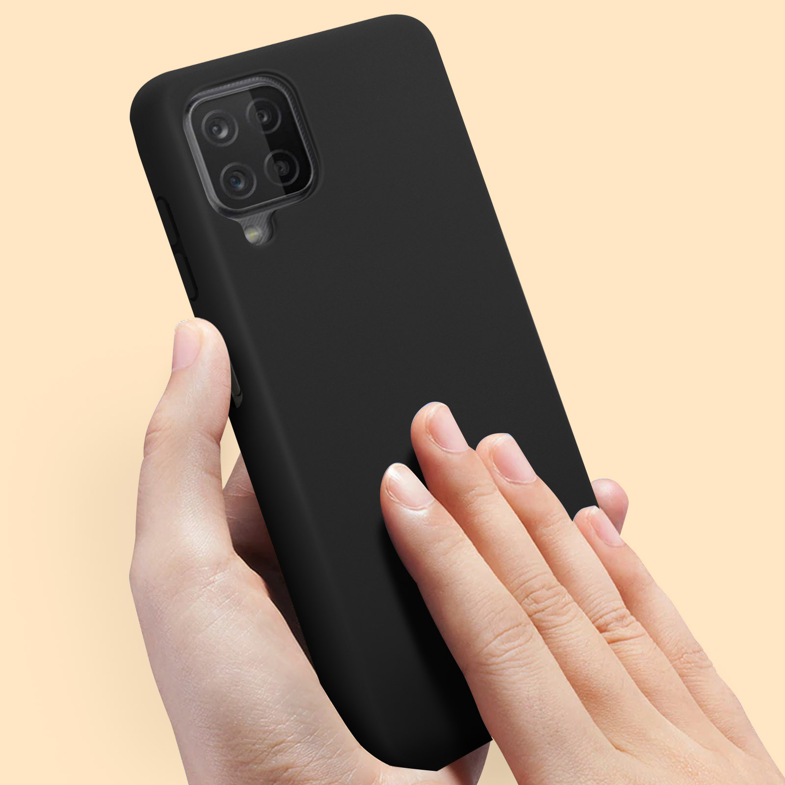 Una mano che tiene una custodia nera per telefono.