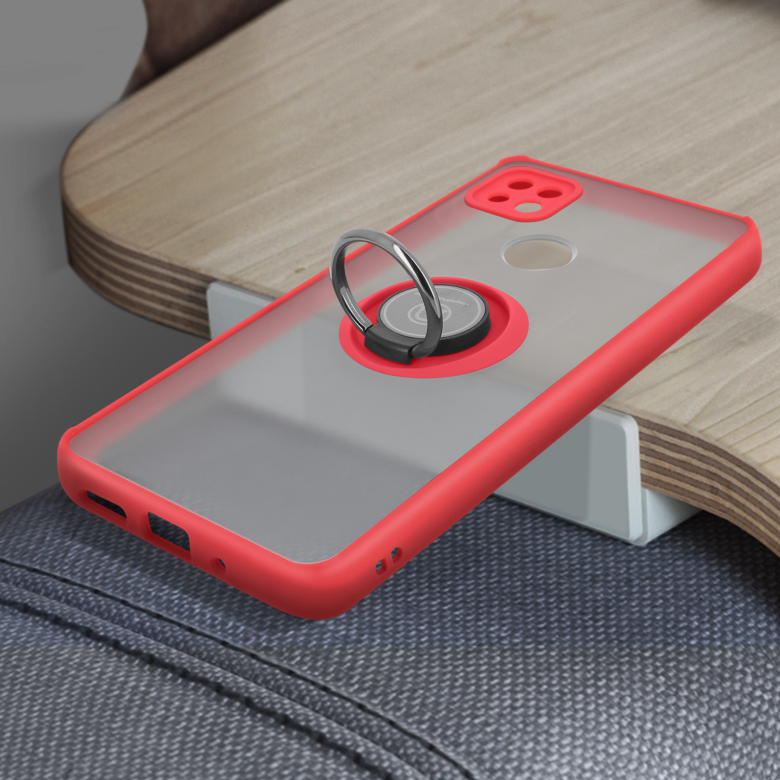 Rode telefoonhoes met een ringhouder op een houten oppervlak.