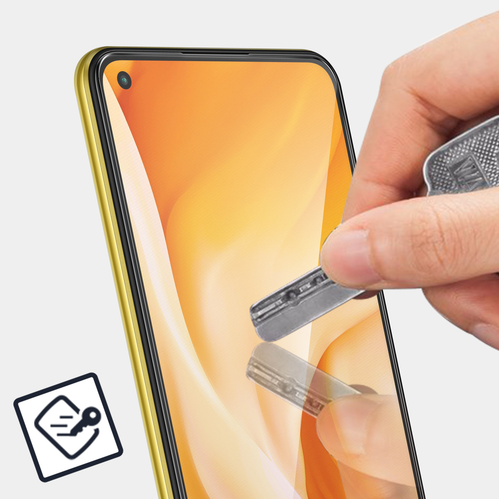 Une personne appliquant un protecteur d'écran sur un téléphone. Le téléphone est jaune. Le fond est blanc.