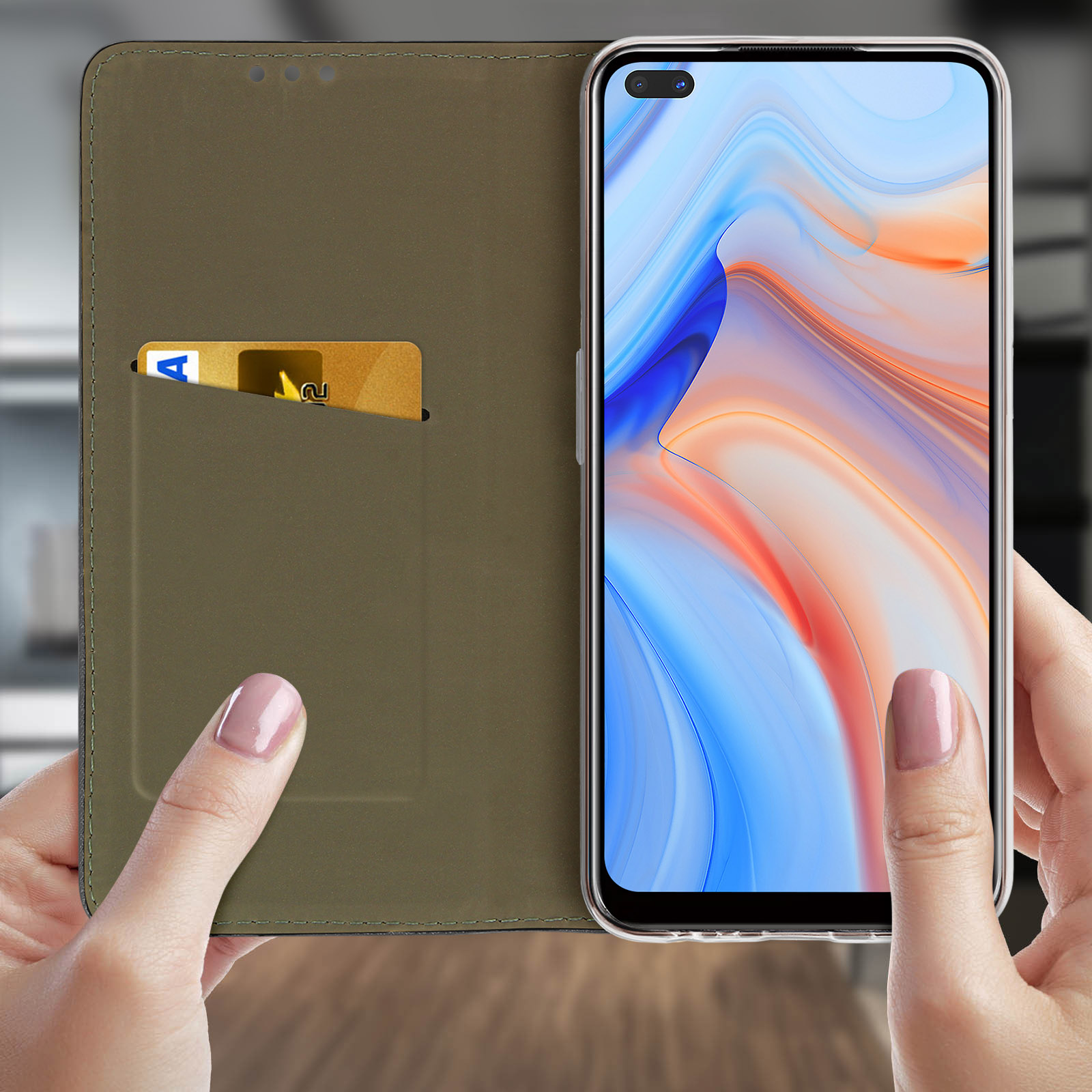 Una custodia per telefono con un telefono all'interno. Una carta è visibile in uno slot. Le mani tengono la custodia.