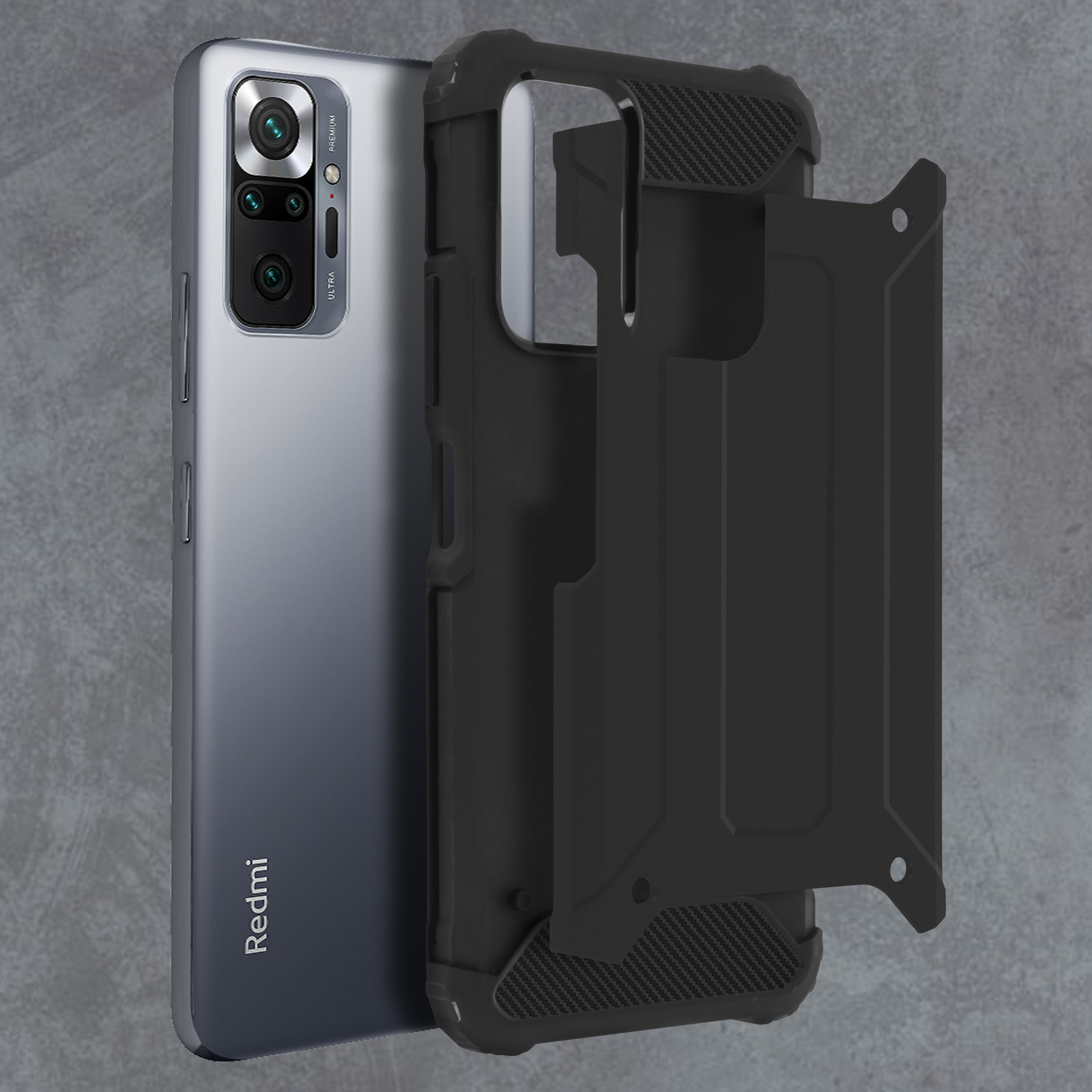 Telefono con custodia tenuto in mano. La custodia è nera e protegge la fotocamera del telefono.