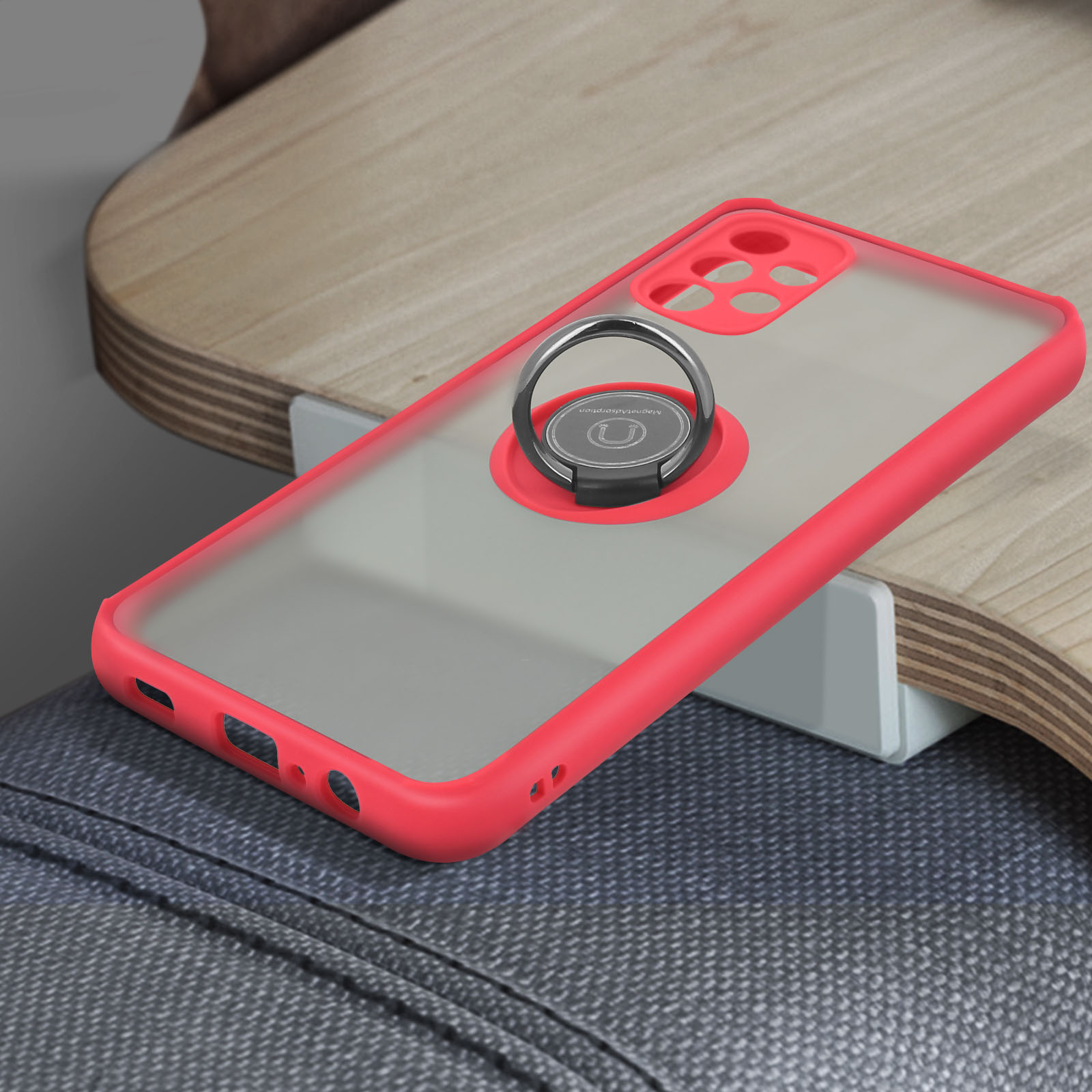 Rode telefoonhoes met ringhouder, doorzichtige achterkant, op houten oppervlak.