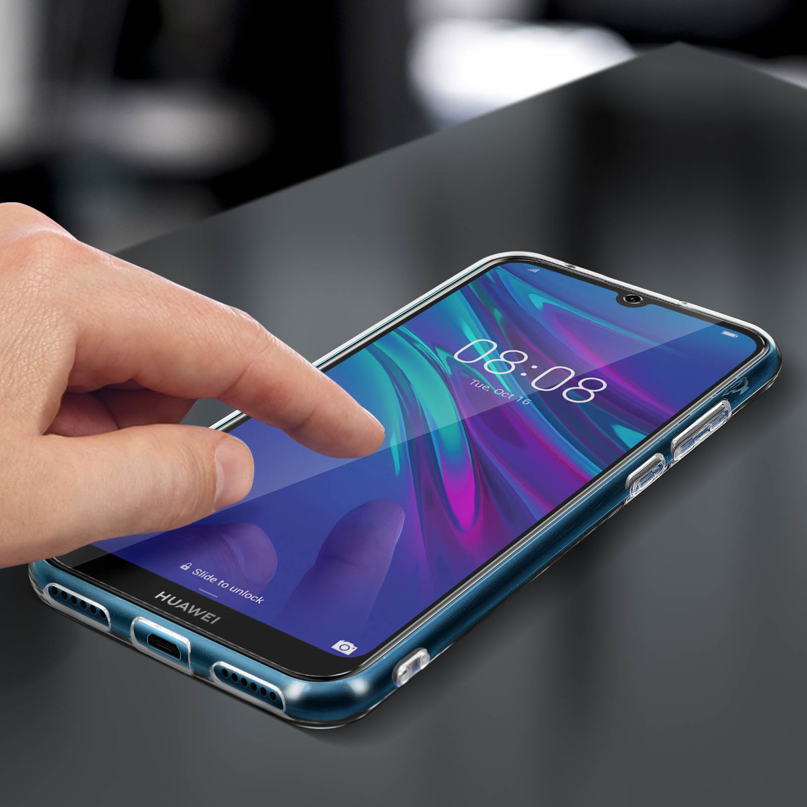 Una mano tocca un telefono con uno schermo che mostra l'ora. Il telefono è in una custodia trasparente.