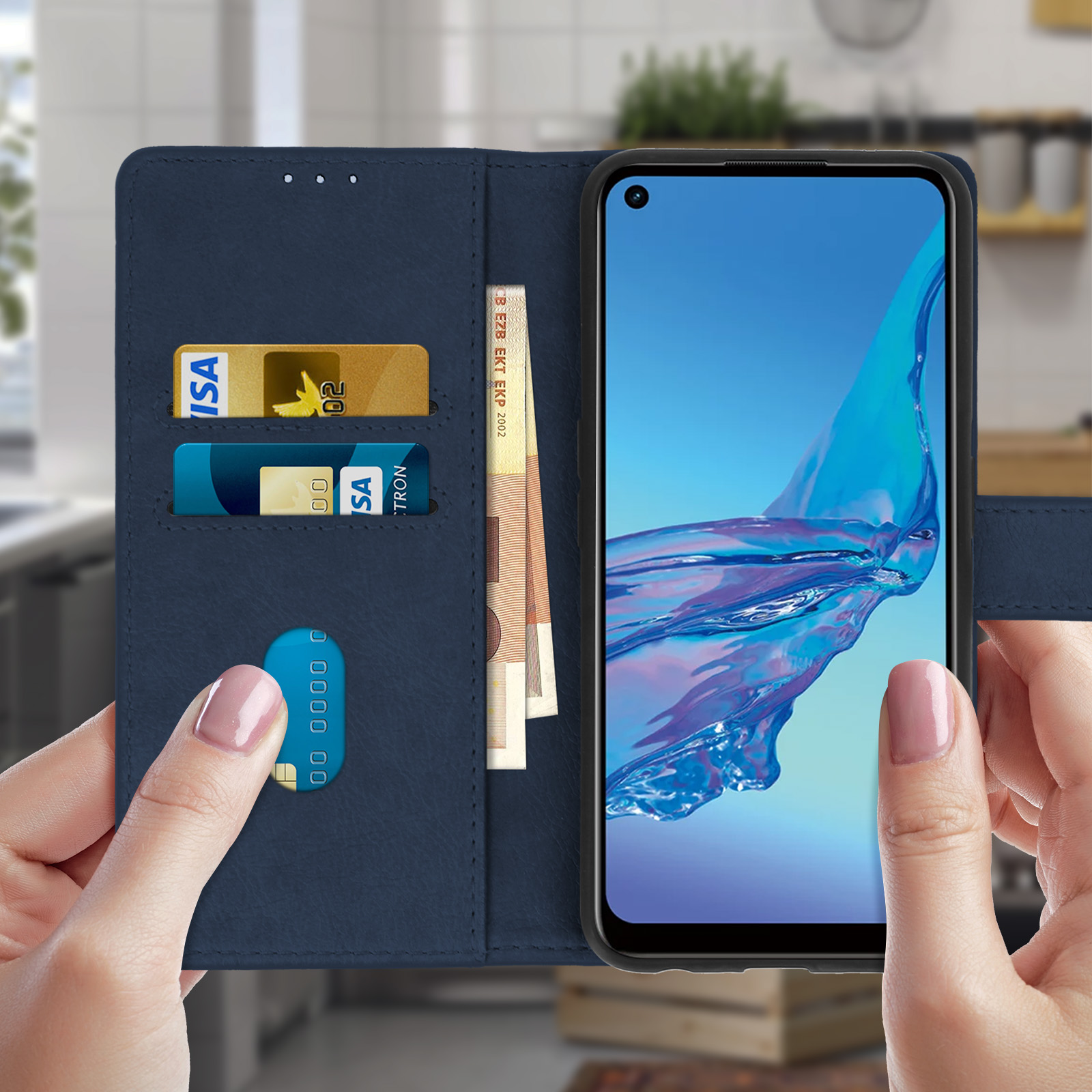 Étui portefeuille bleu avec cartes et téléphone. Mains tenant l'étui.