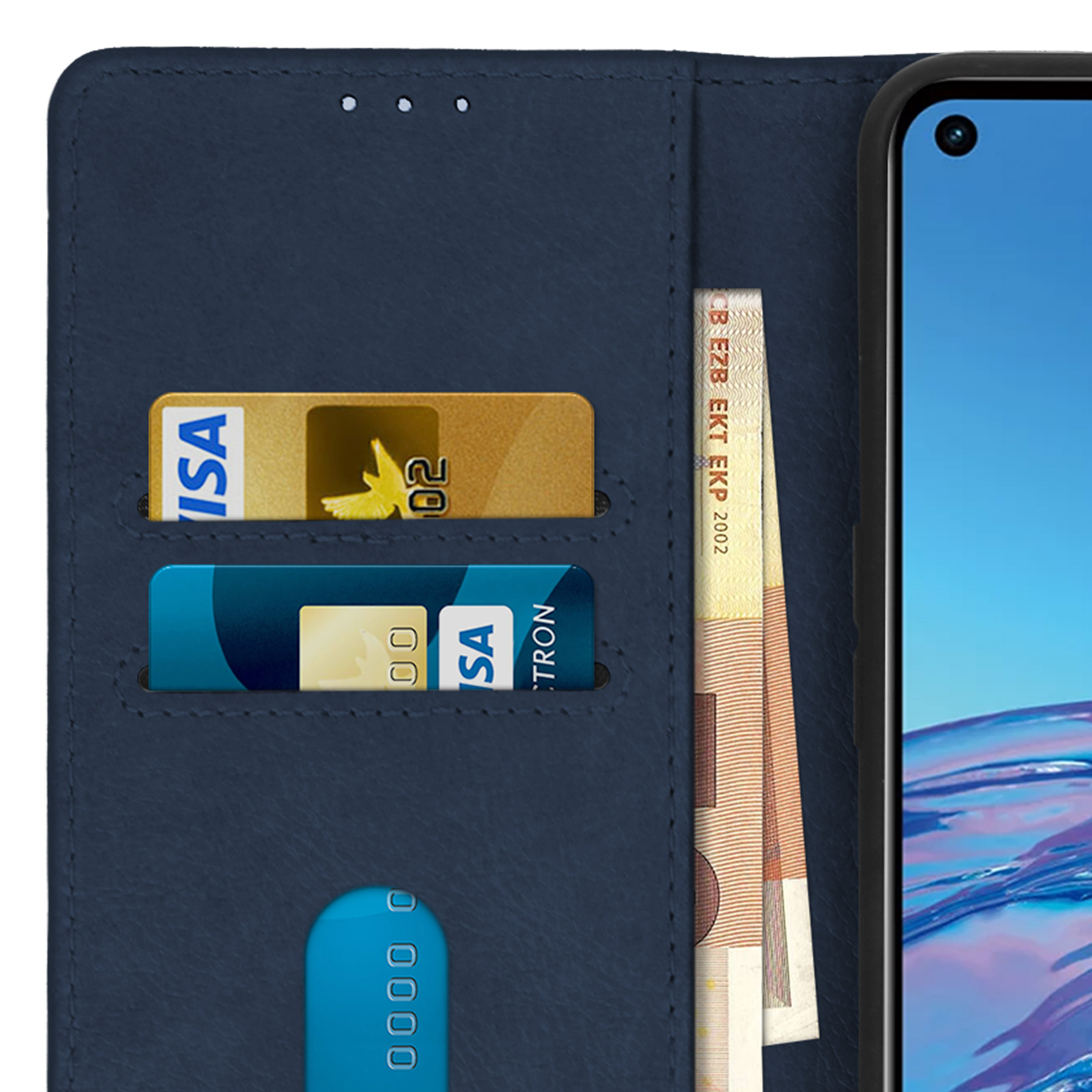 Un étui de téléphone bleu ouvert, avec des cartes et de l'argent à l'intérieur. Le téléphone est à droite.