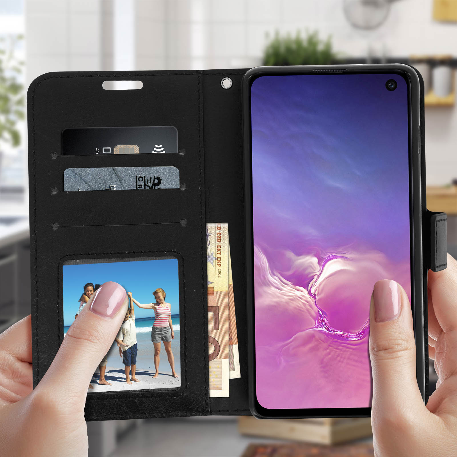 Schwarzes Telefon in offener Brieftasche. Kreditkarten, Geld und Foto innen. Von Händen gehalten.