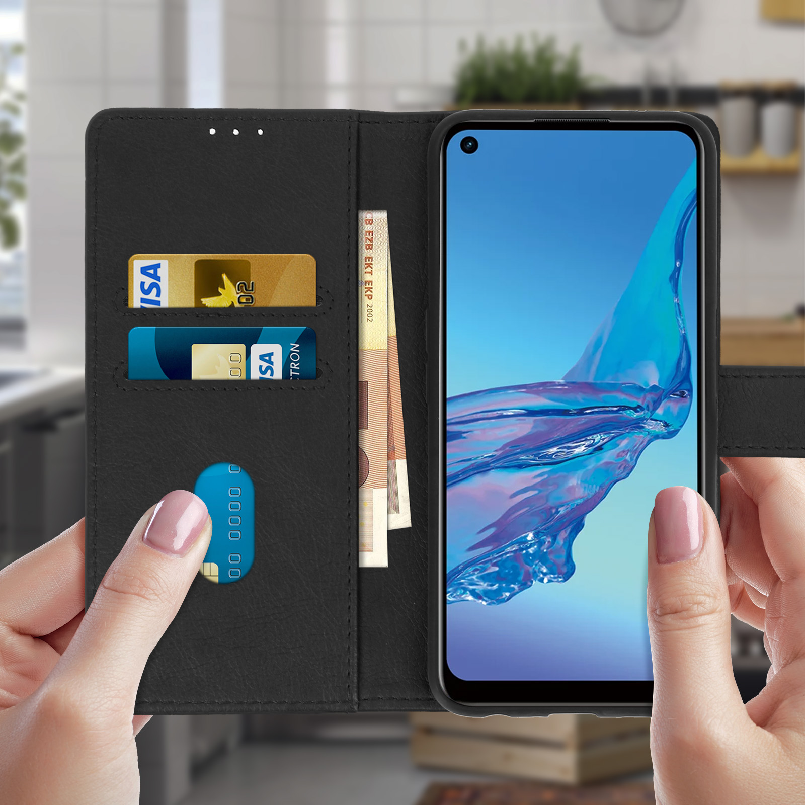 Zwarte telefoonhoes-portemonnee open, met telefoon, kaarten en eurobiljetten. Vastgehouden.