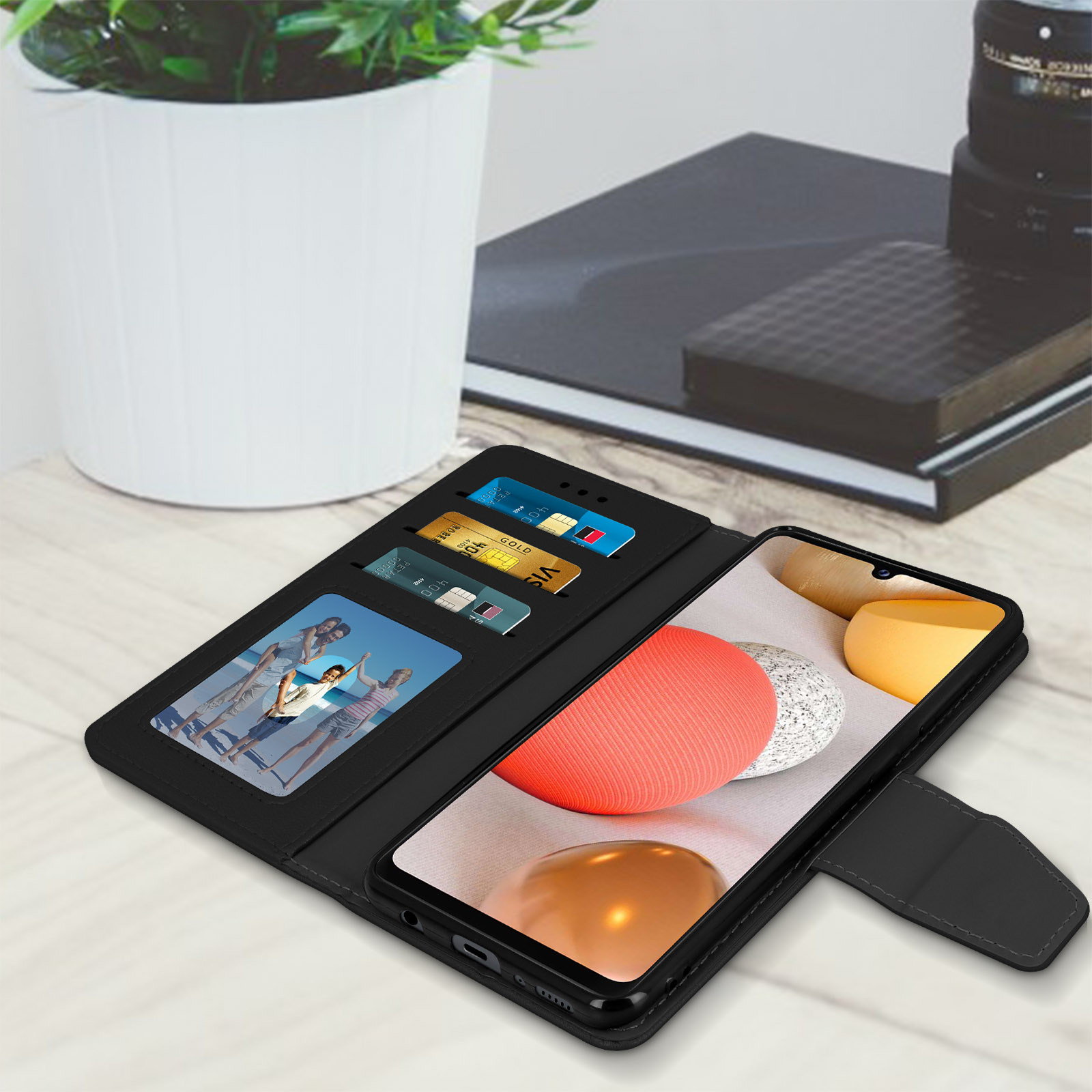 Open telefoonhoes met telefoon en kaarten. Houten tafel, wazige witte achtergrond.