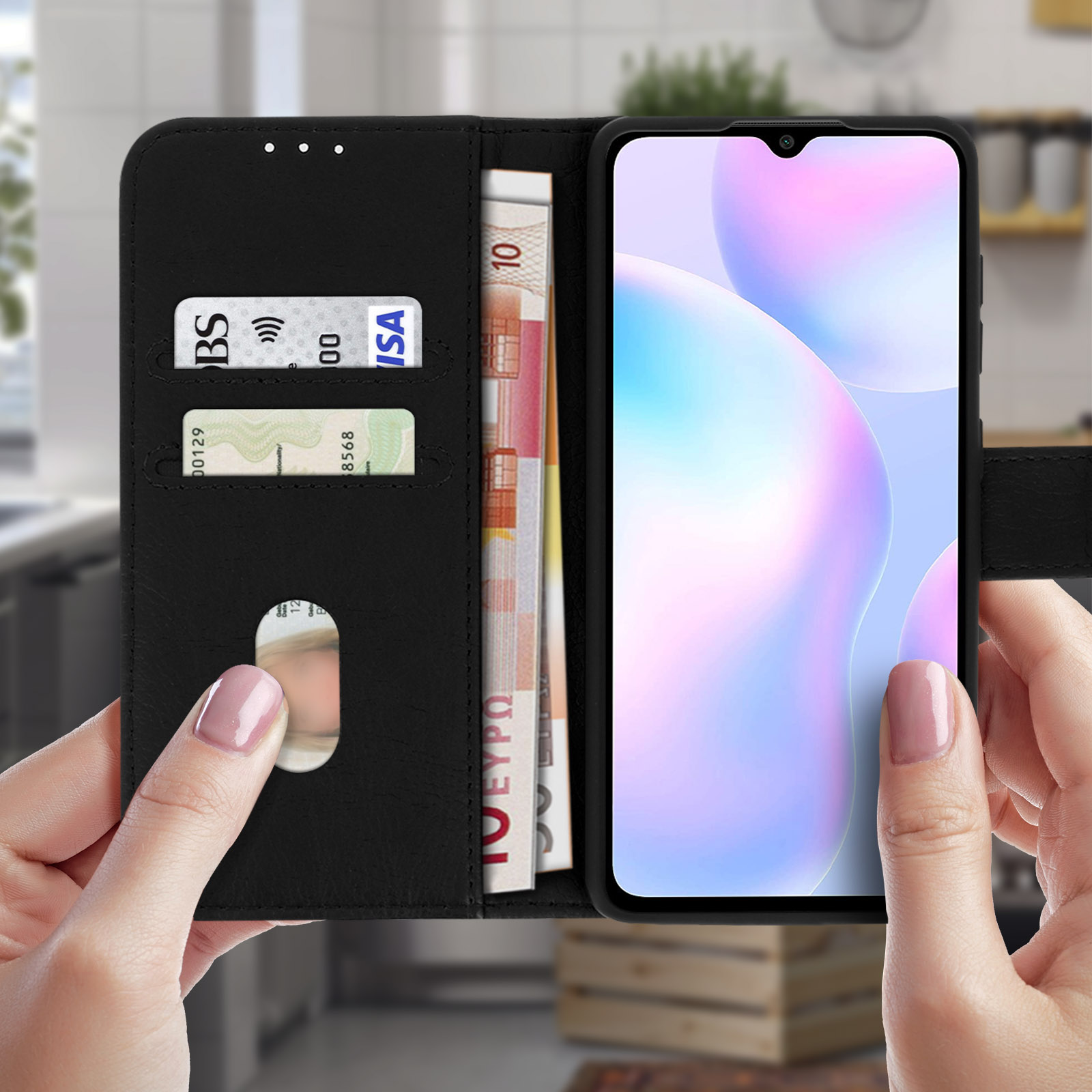 Étui avec argent et cartes, tenu par des mains avec vernis rose, montrant un écran de téléphone.