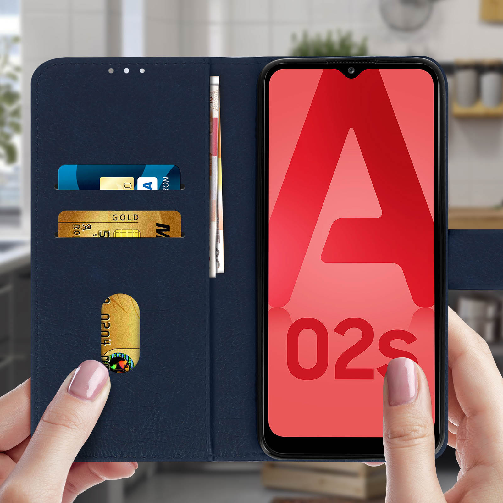 Custodia blu aperta con carte e telefono con A rossa. Tenuta da due mani.