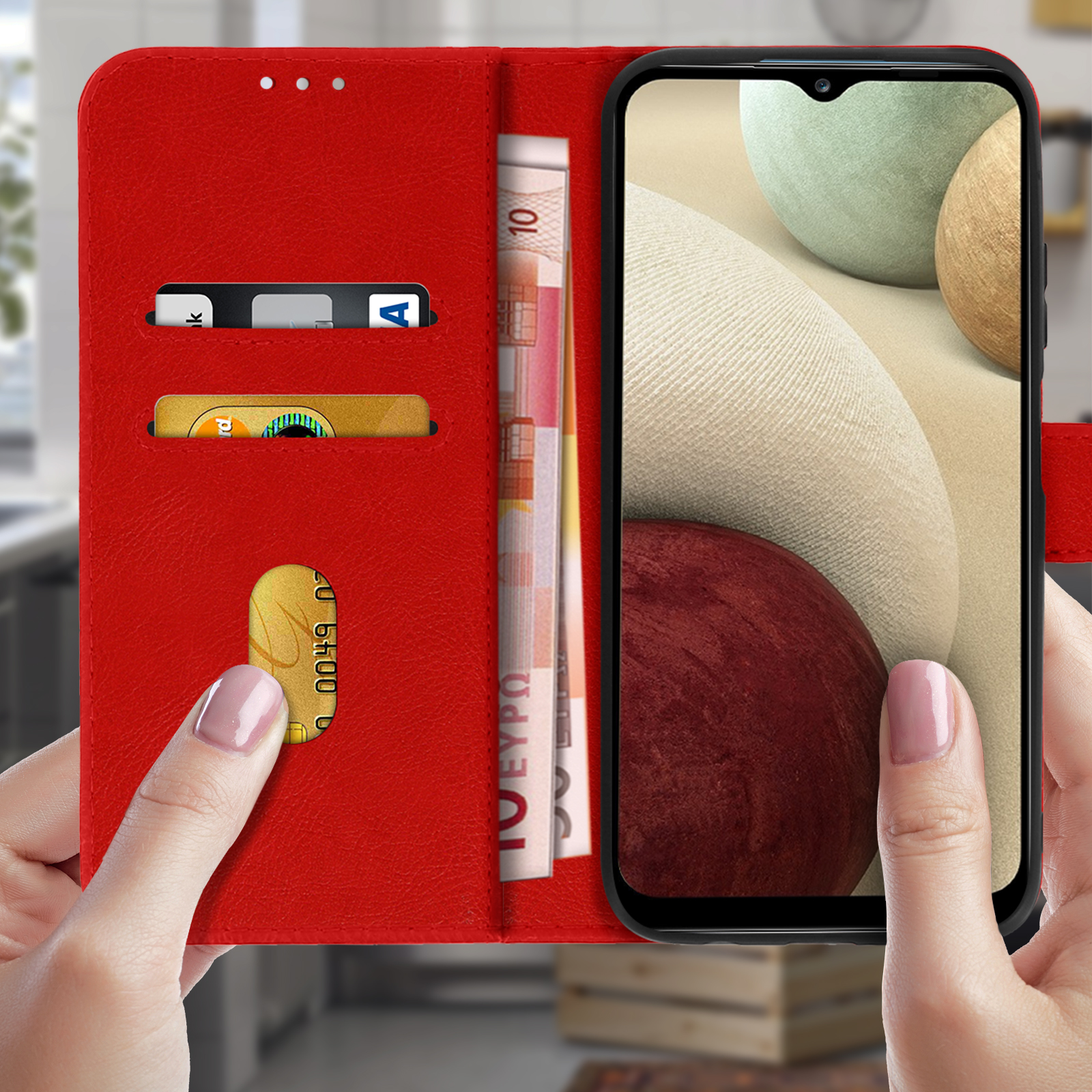 Rote Telefonbrieftasche mit Telefon und Karten, Hände sind sichtbar.