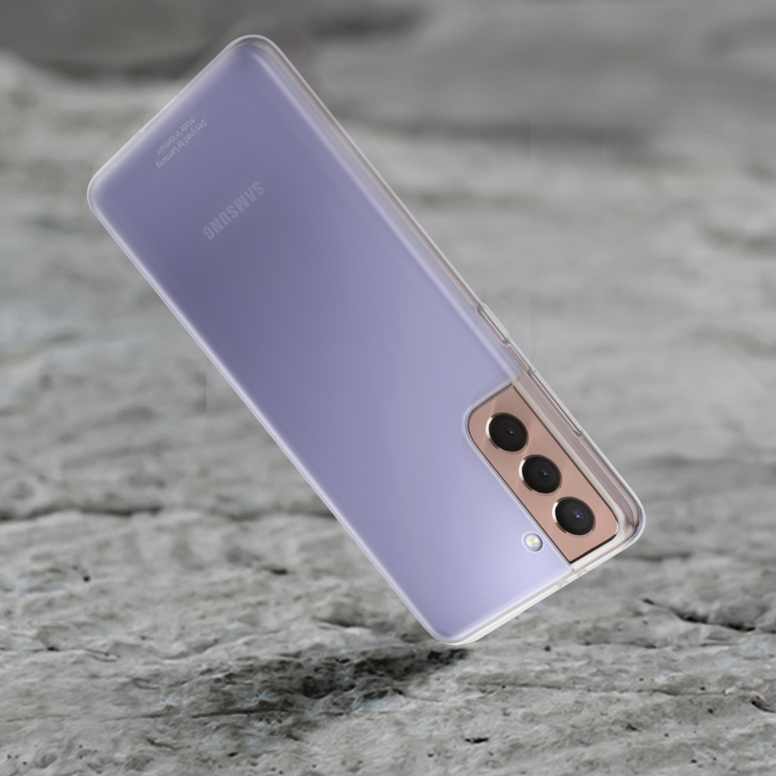 Un étui de téléphone transparent sur une surface gris clair, montrant l'arrière d'un téléphone.