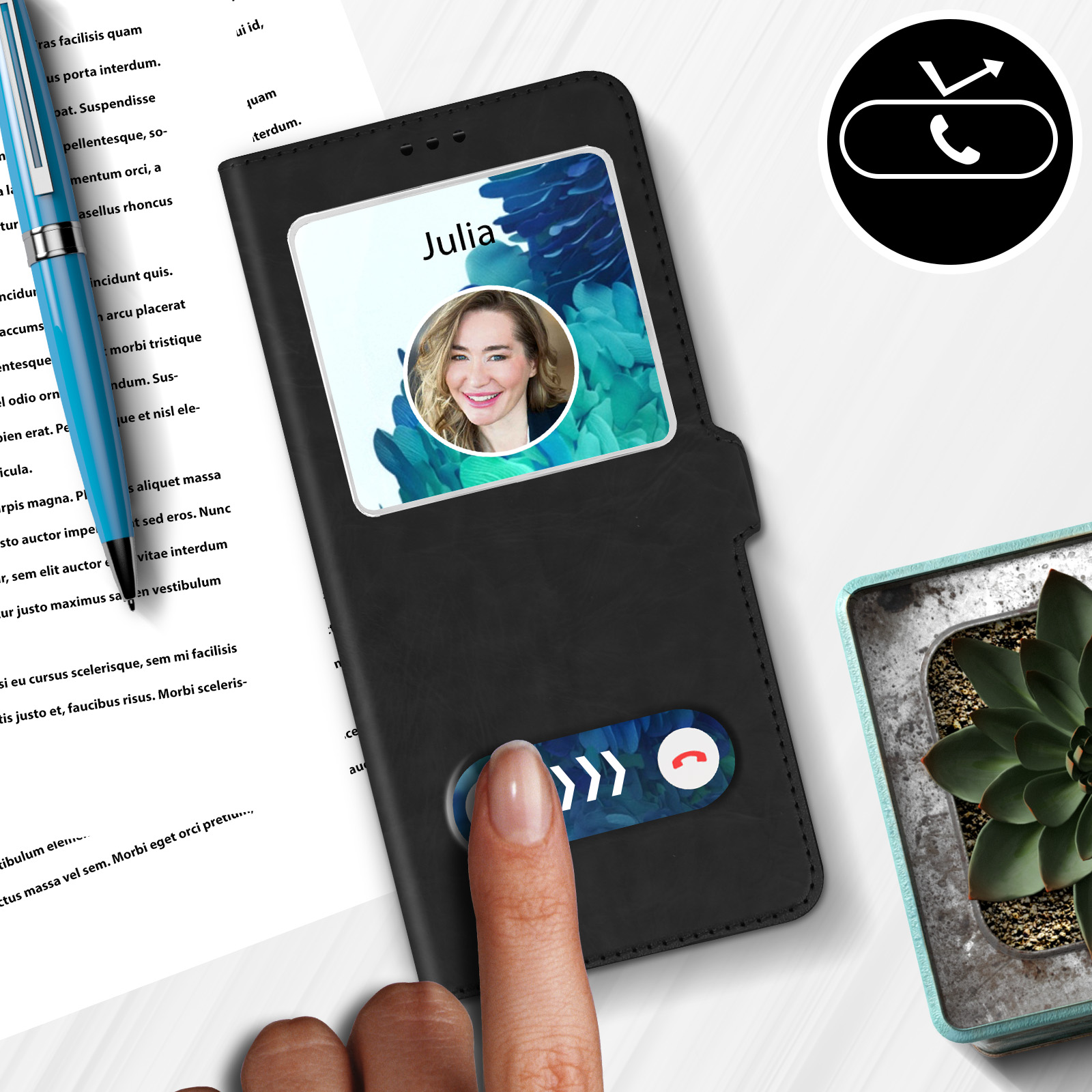 Coque de téléphone noire avec photo de Julia à l'écran. Doigt touchant l'écran. Icône d'appel.