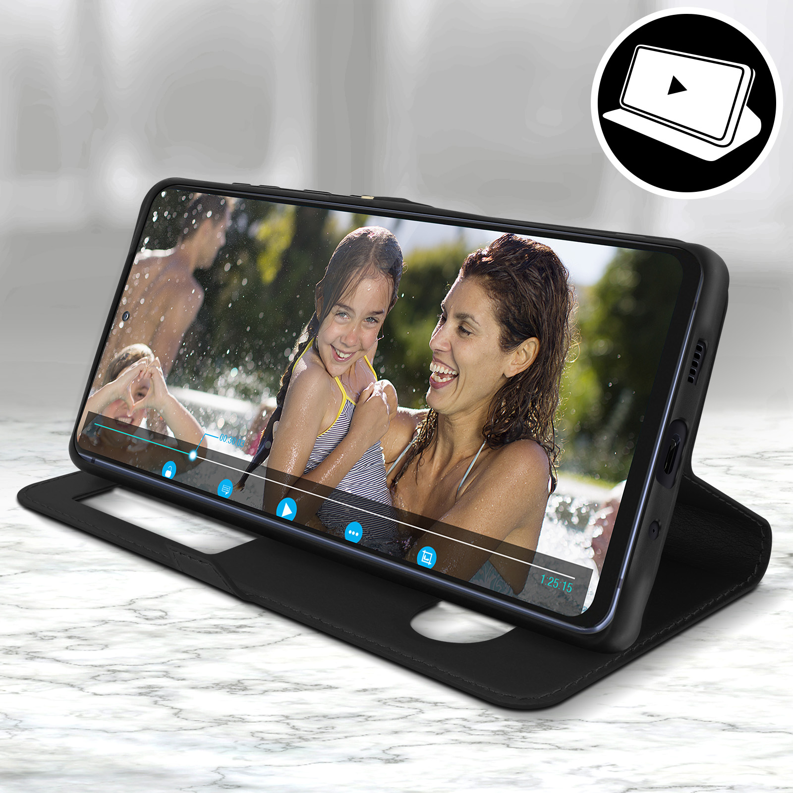 Téléphone dans un étui noir affichant une vidéo. Une femme et un enfant dans une piscine sont visibles à l'écran.