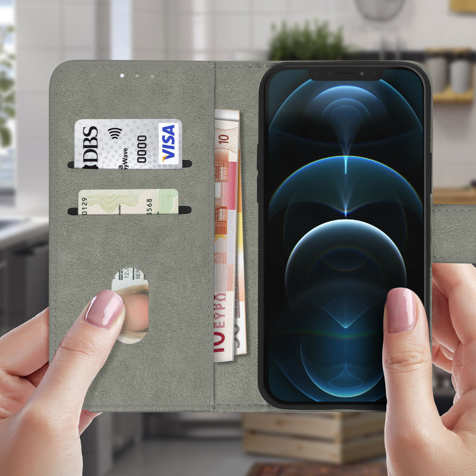 Eine Hand hält eine Handyhülle offen und zeigt Karten und Geld im Inneren.