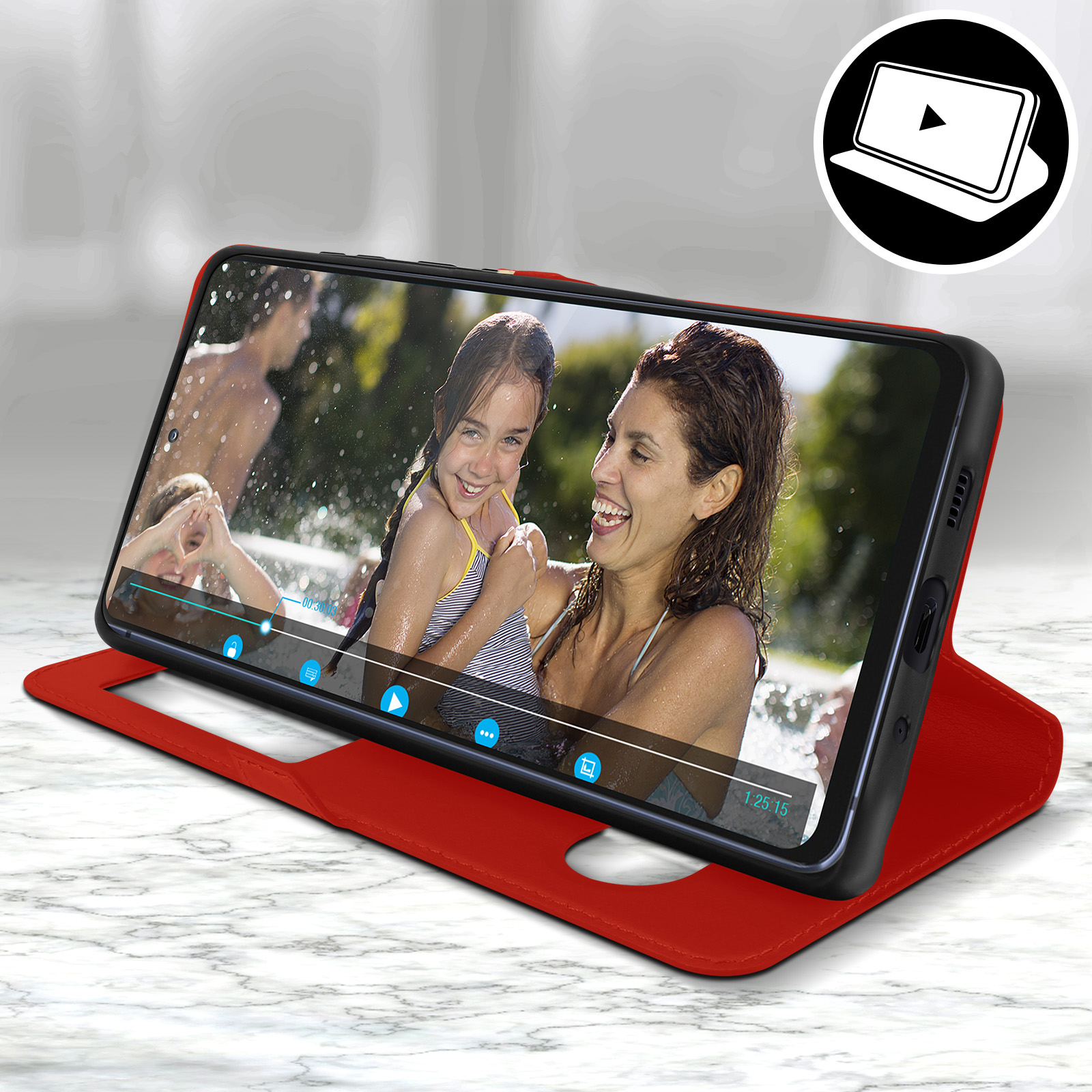 Coque de téléphone rouge en utilisation. Personnes dans l'eau sur l'écran. Fond marbre blanc.
