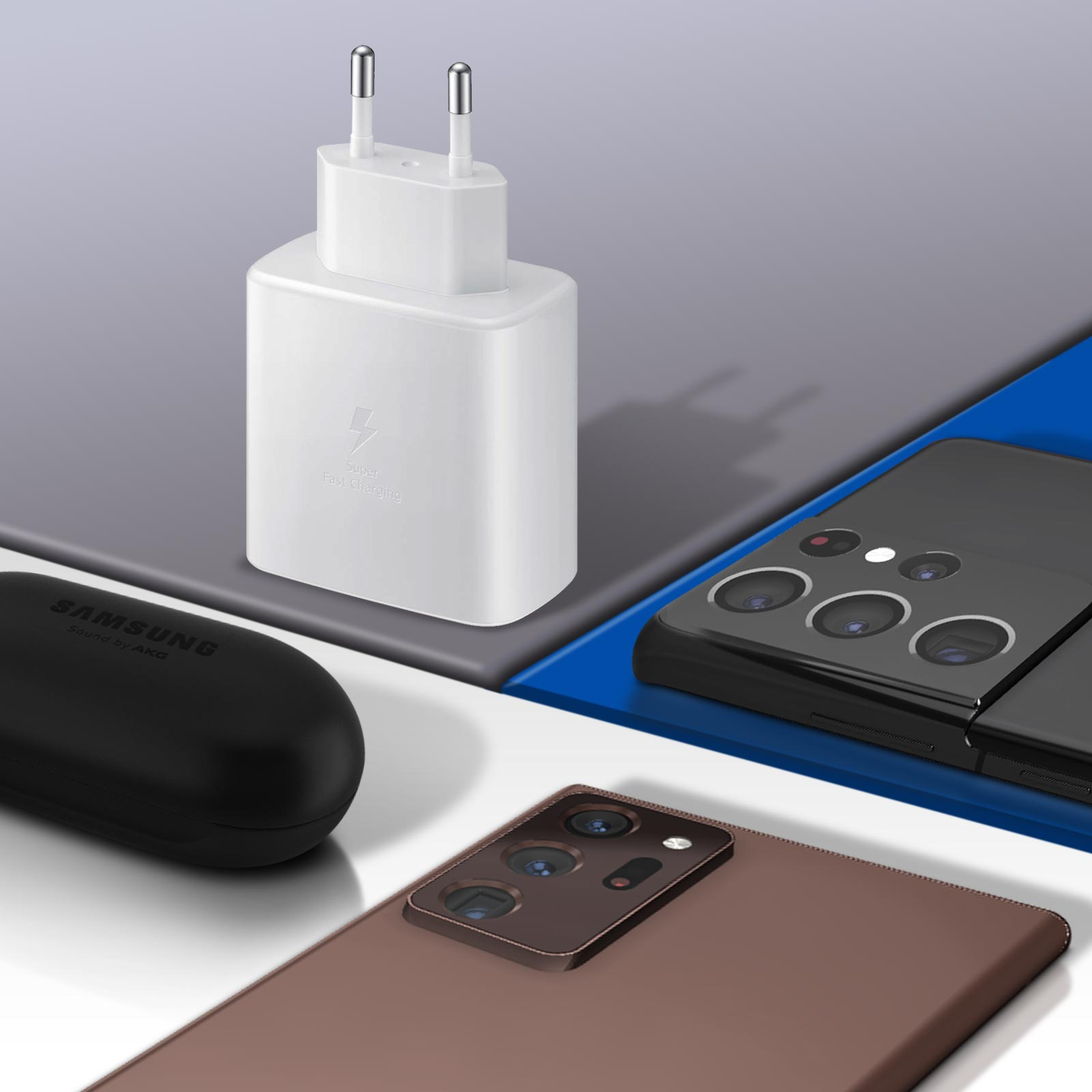 Adaptador de carga blanco con un teléfono y auriculares sobre un fondo gris y azul.