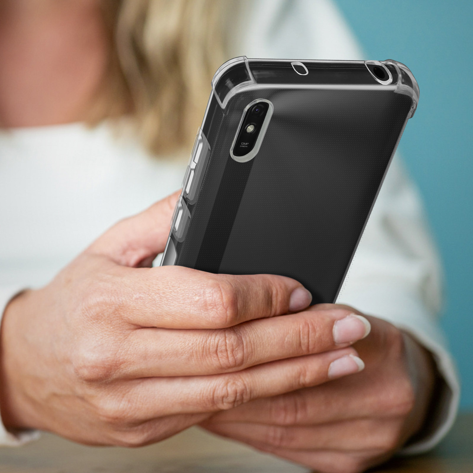 Mani che tengono un telefono in una custodia trasparente. Il telefono è rivolto verso l'osservatore.