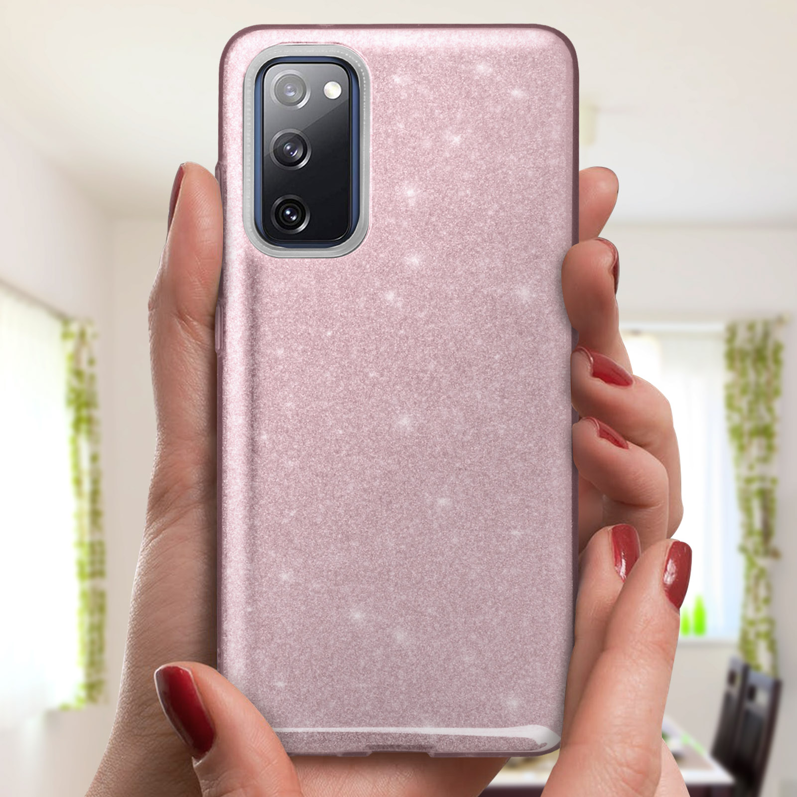 Mani che tengono una custodia rosa glitterata, con la fotocamera visibile.