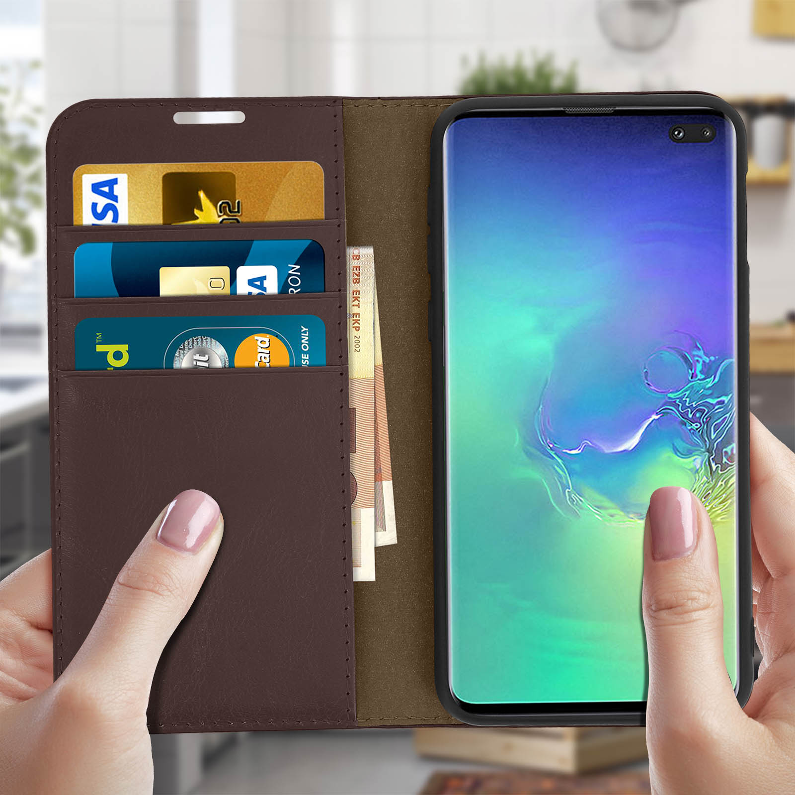 Mani che tengono una custodia marrone aperta con carte e contanti all'interno. Telefono visibile. Marrone.