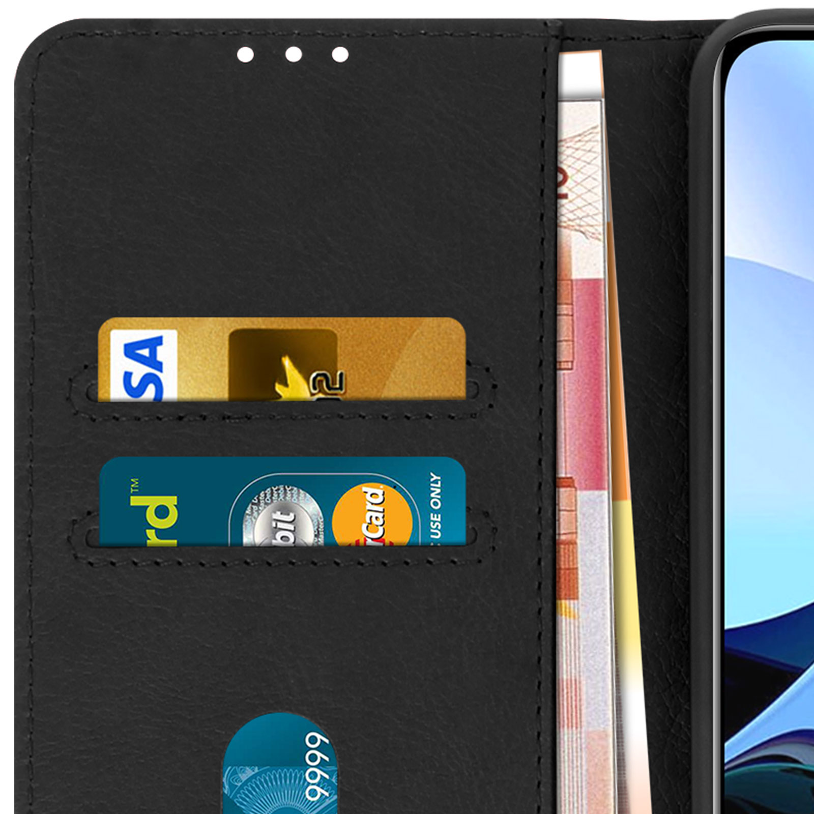 Gros plan sur un étui de téléphone avec plusieurs cartes insérées, montrant les détails des cartes.
