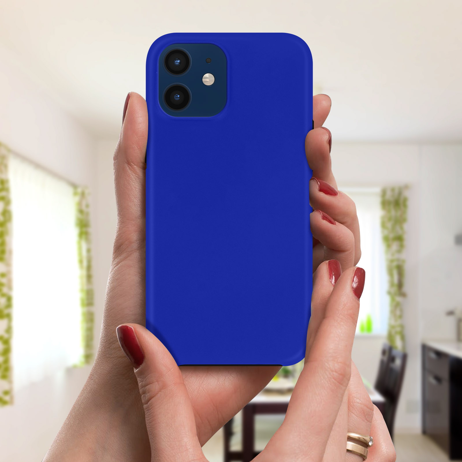 Coque de téléphone bleue tenue par deux mains avec des ongles rouges. Elle couvre l'arrière du téléphone avec une caméra.