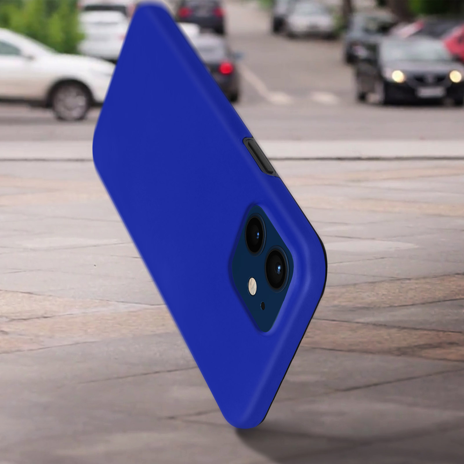 Blauw telefoonhoesje met een telefoon op een weg, auto's op de achtergrond.