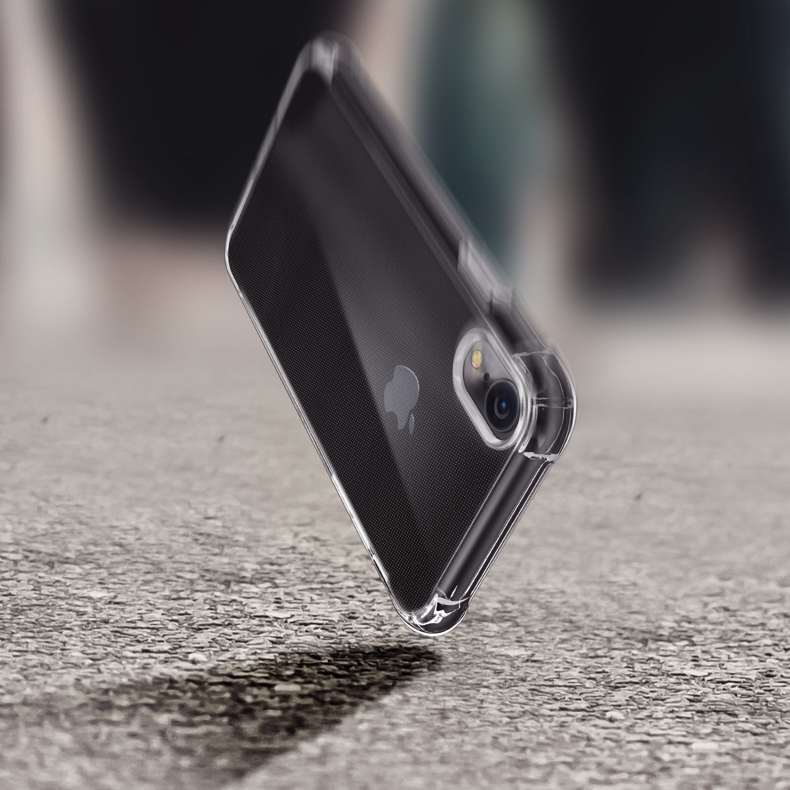 Una custodia trasparente per telefono è mostrata a mezz'aria, con un telefono nero all'interno, su una superficie strutturata.