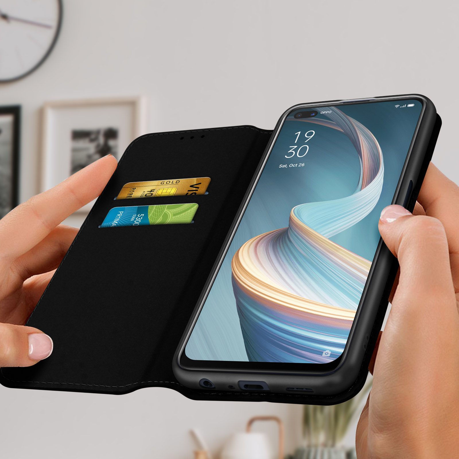 Mains tenant un étui de téléphone noir, montrant l'écran et les cartes.