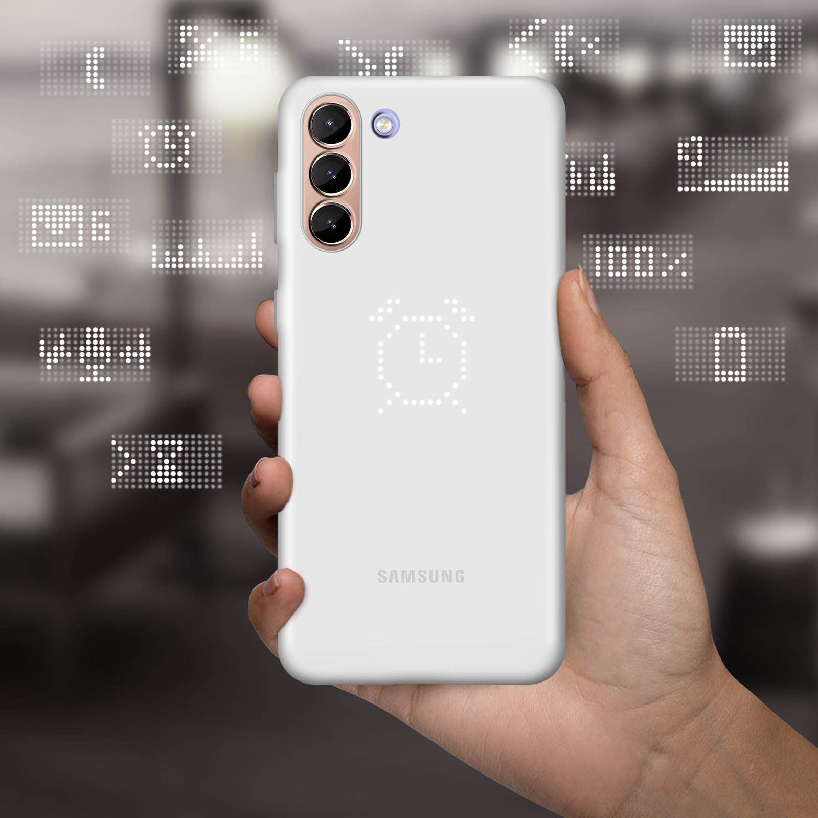 Mano sosteniendo un teléfono blanco con pantalla de reloj. Teléfono tiene varias cámaras. Fondo borroso.