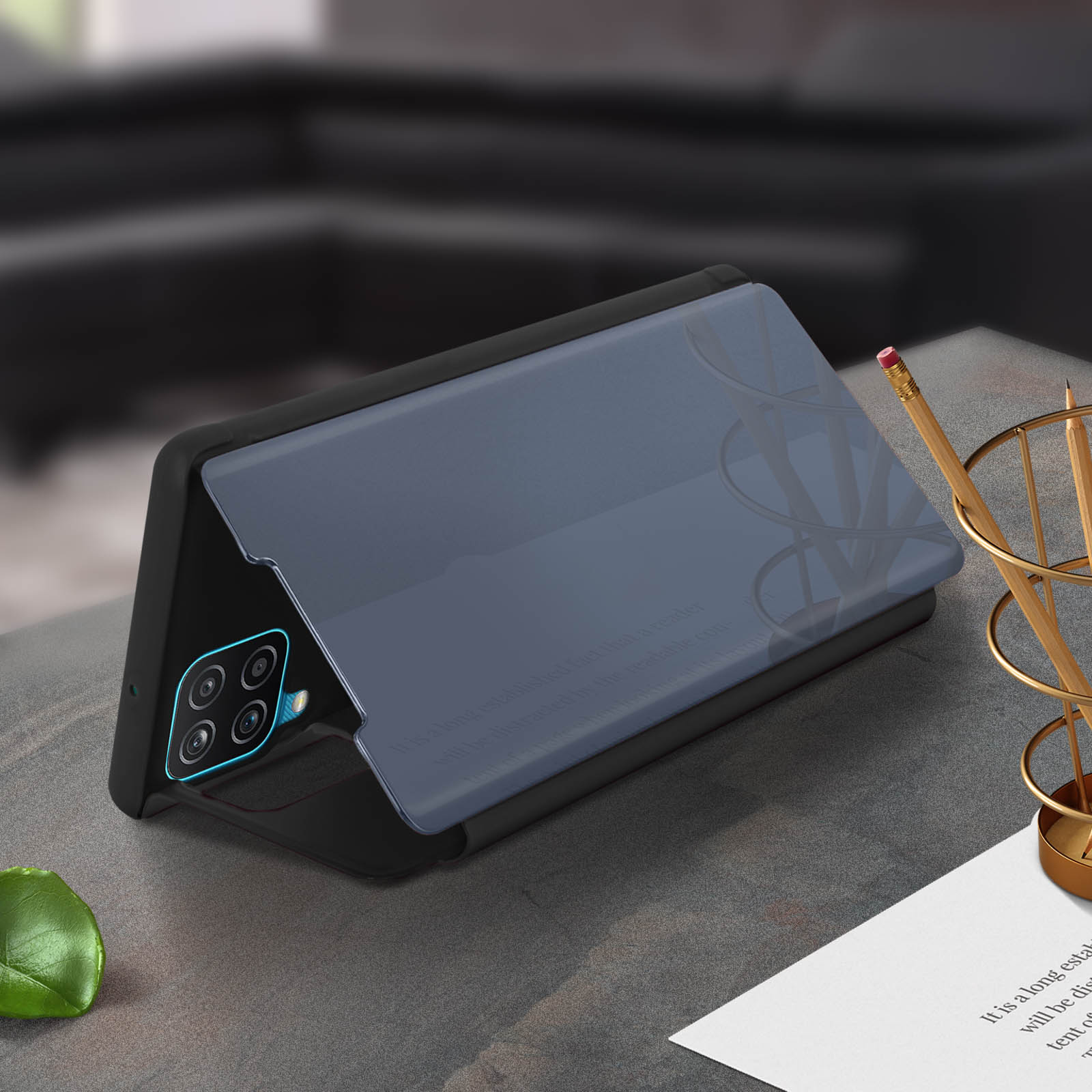 Coque de téléphone noire. Une coque de téléphone noire est sur la table avec un crayon et un papier.