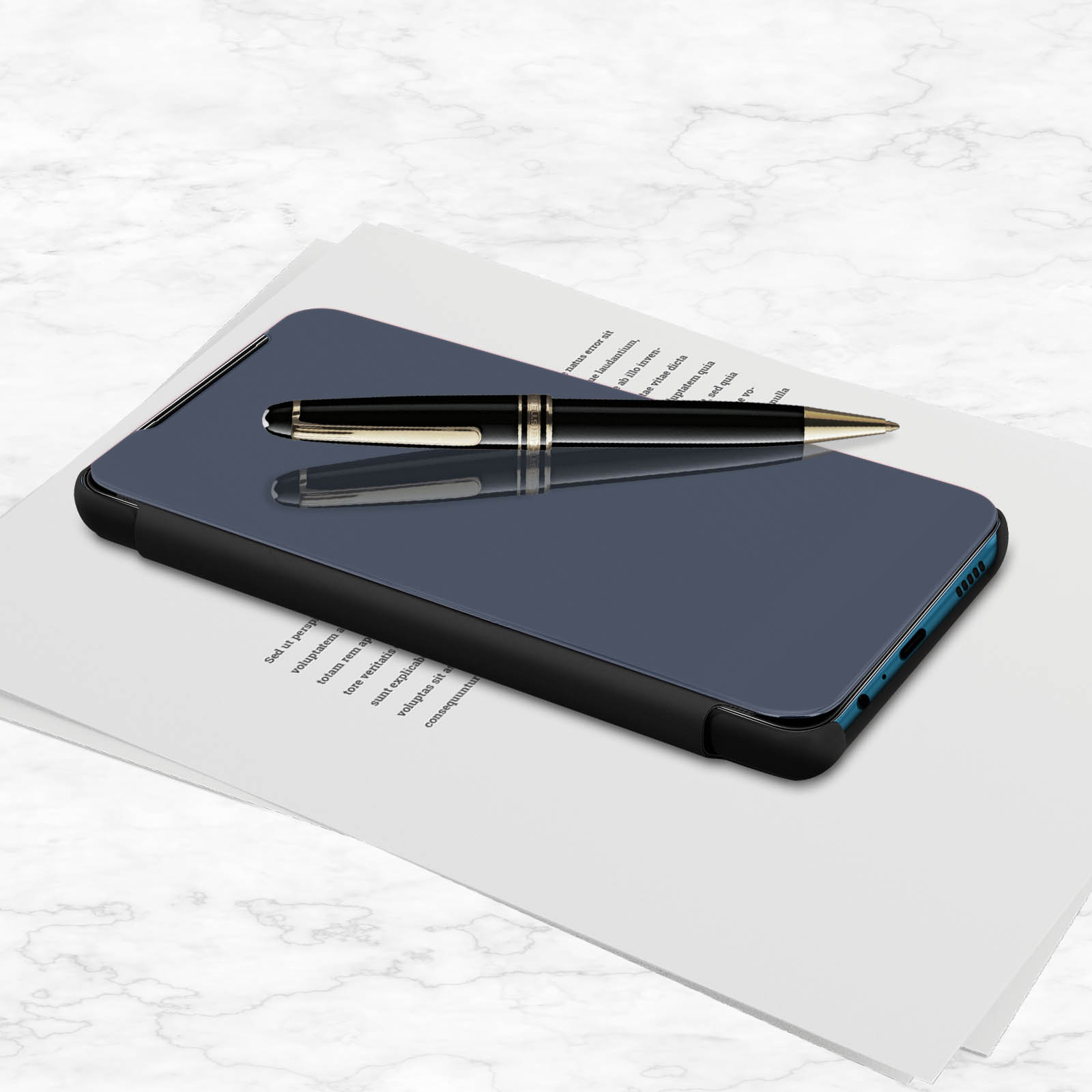 Téléphone dans un étui. Un stylo est posé sur un papier. Fond en marbre.