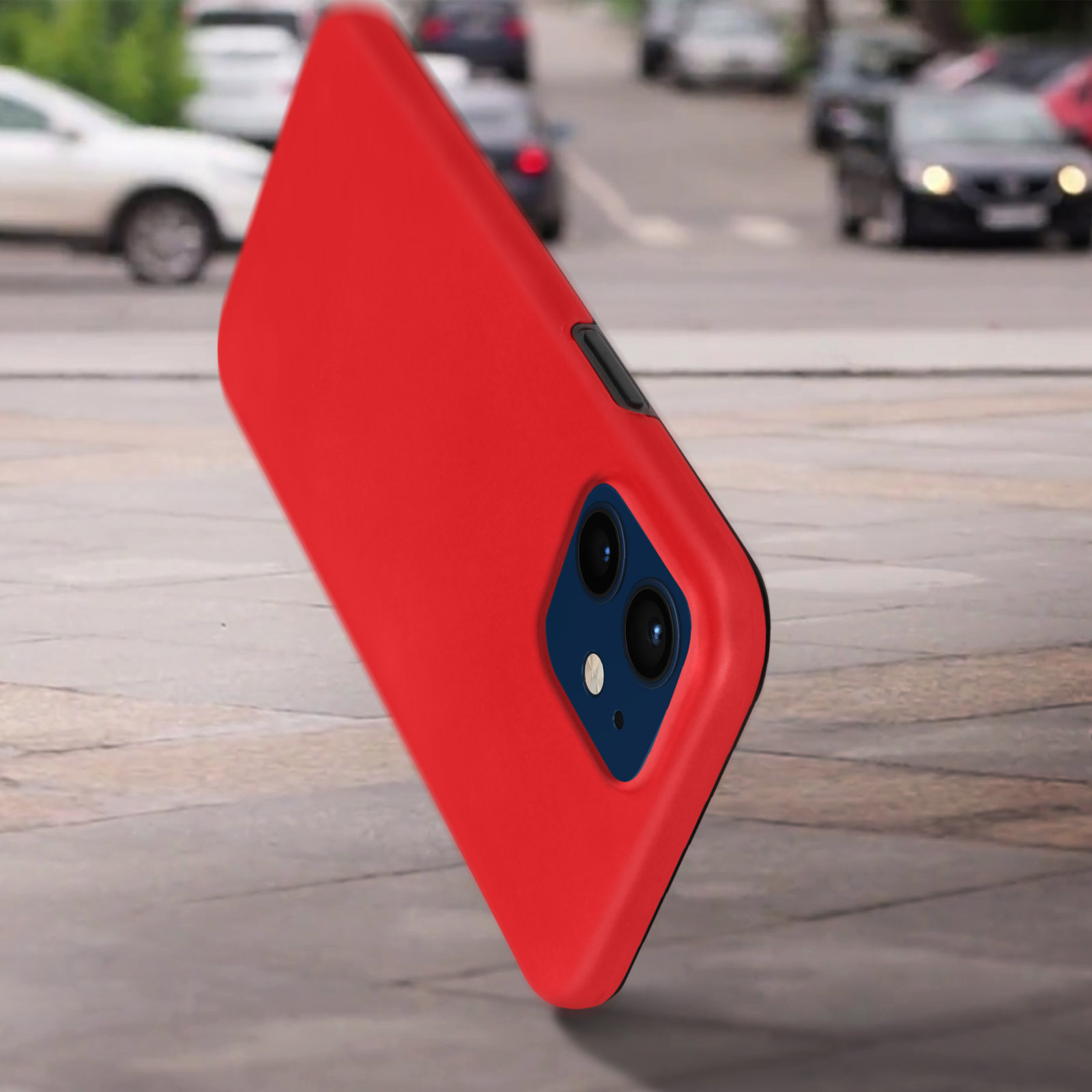 Rode telefoonhoes op een stoep met auto's op de achtergrond.
