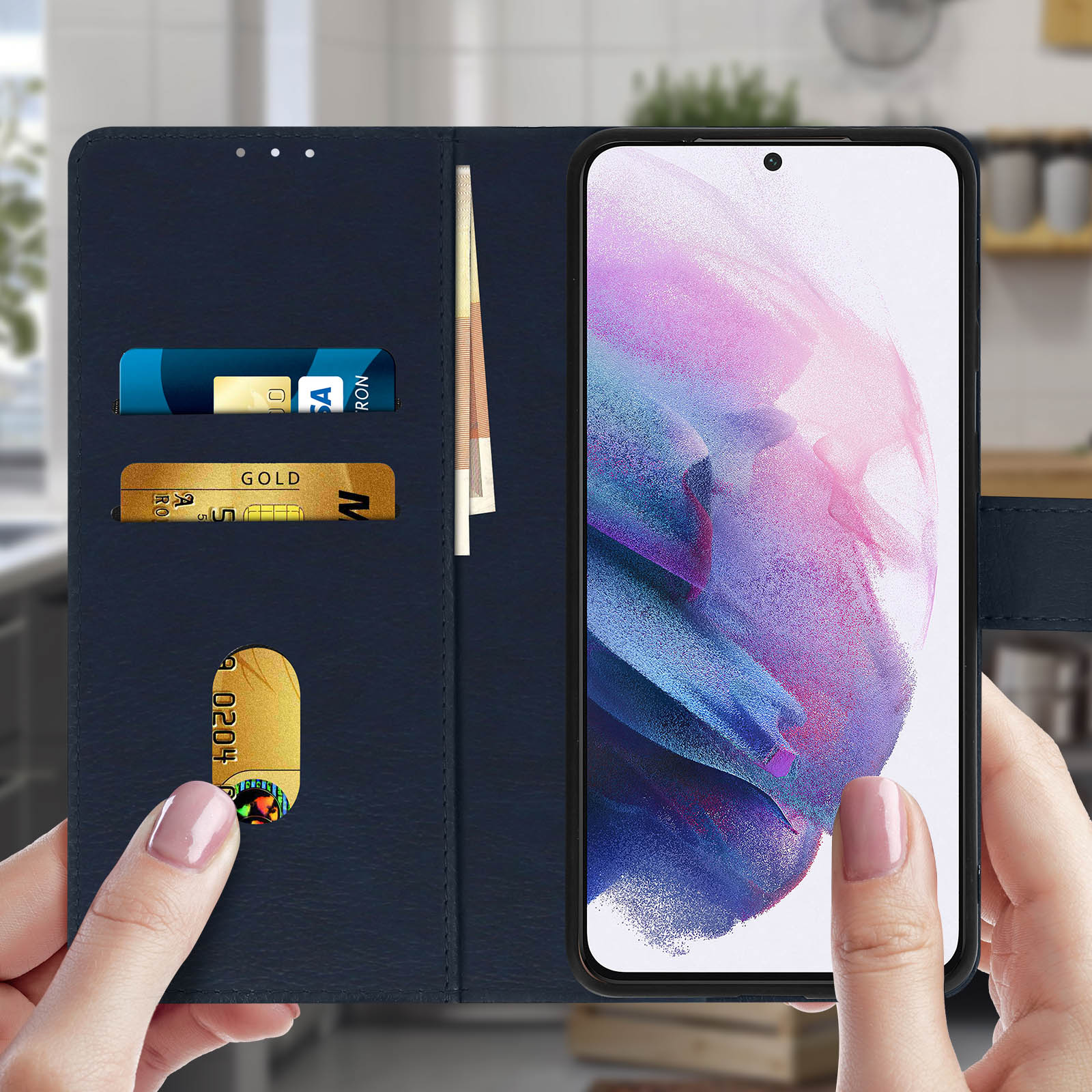 Un telefono in una custodia blu, mostra carte e denaro. Le mani tengono la custodia su una superficie di legno.