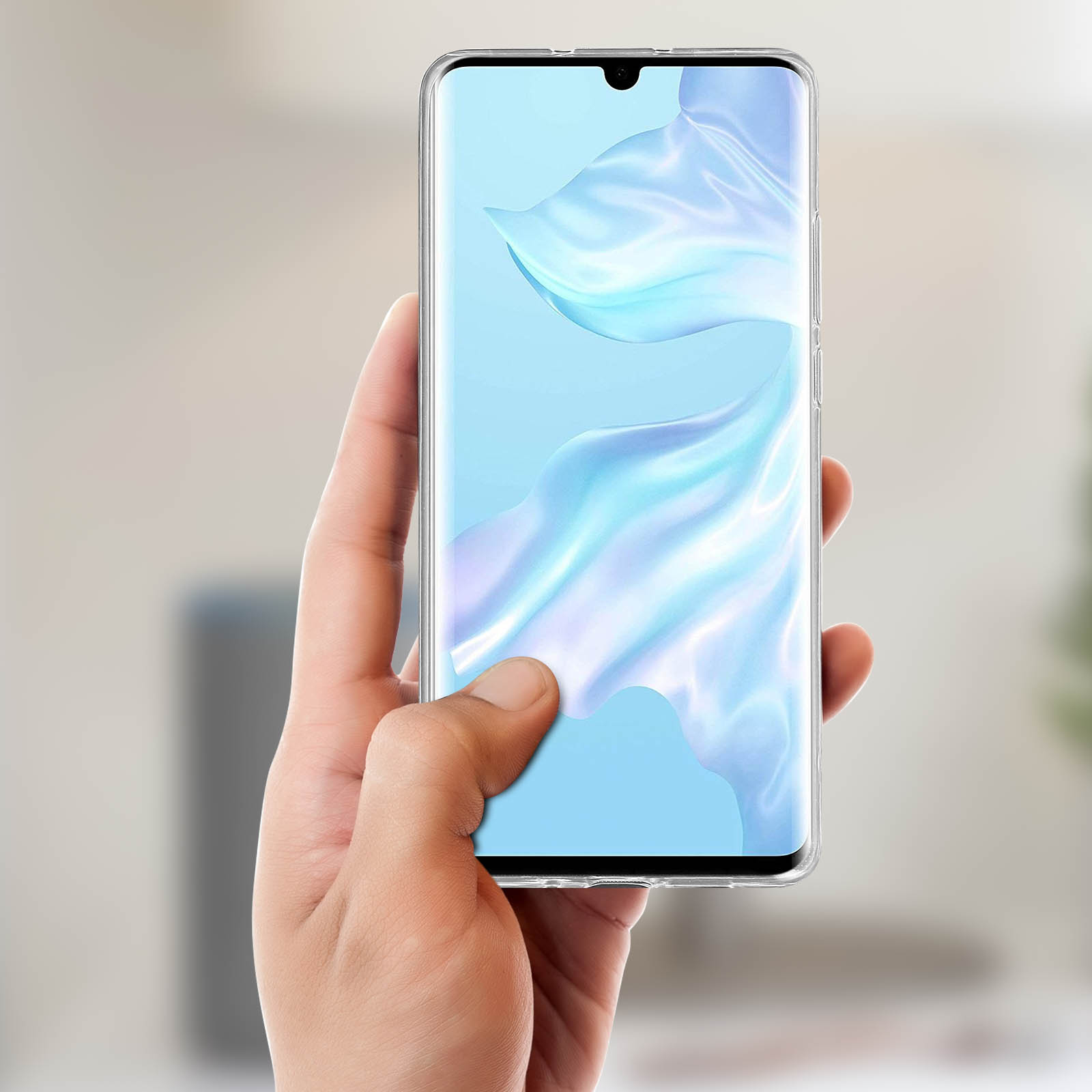 Una mano che tiene una custodia trasparente con un telefono all'interno, su uno sfondo sfocato.