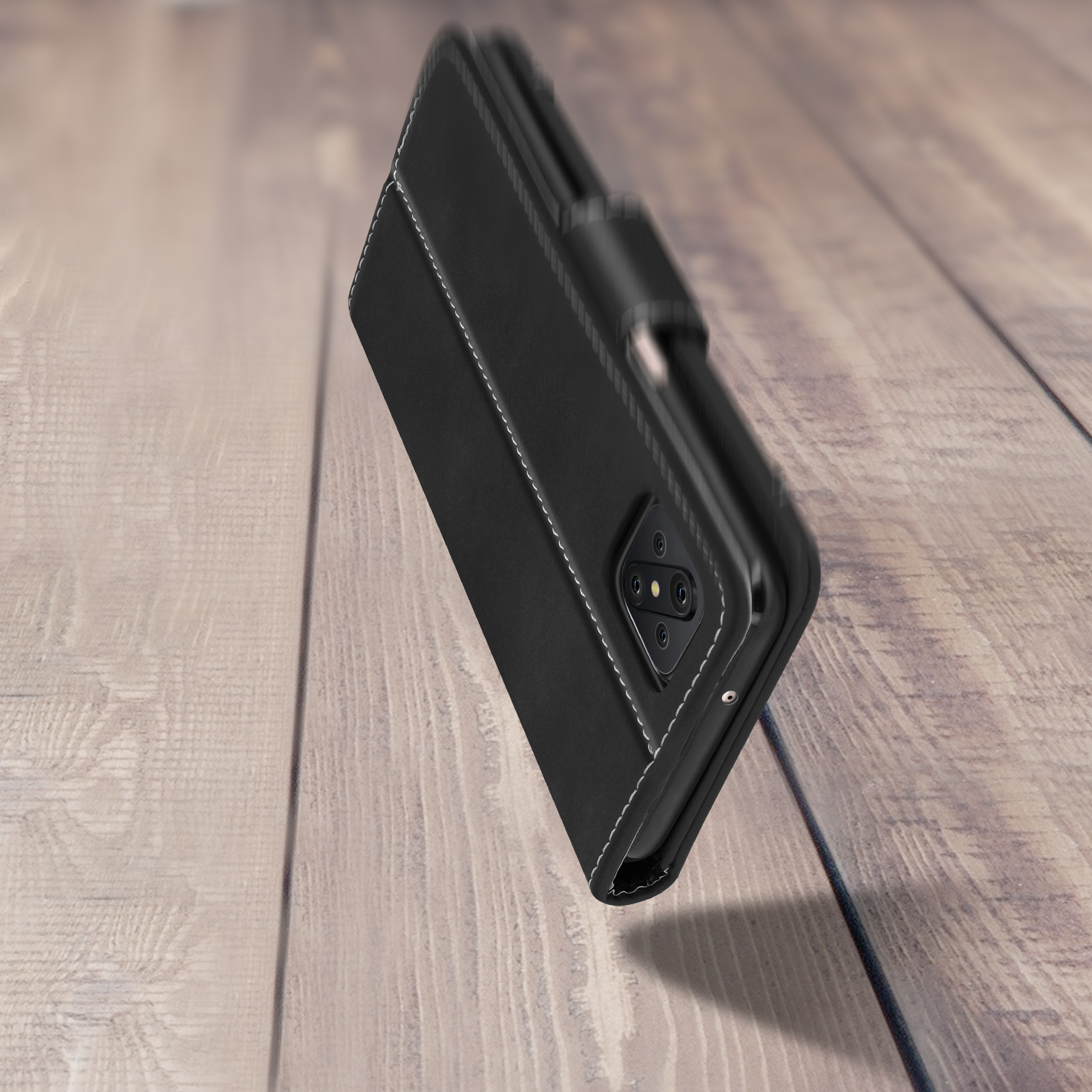 Custodia per telefono nera su superficie in legno. Custodia chiusa, che mostra il retro. Cuciture bianche.