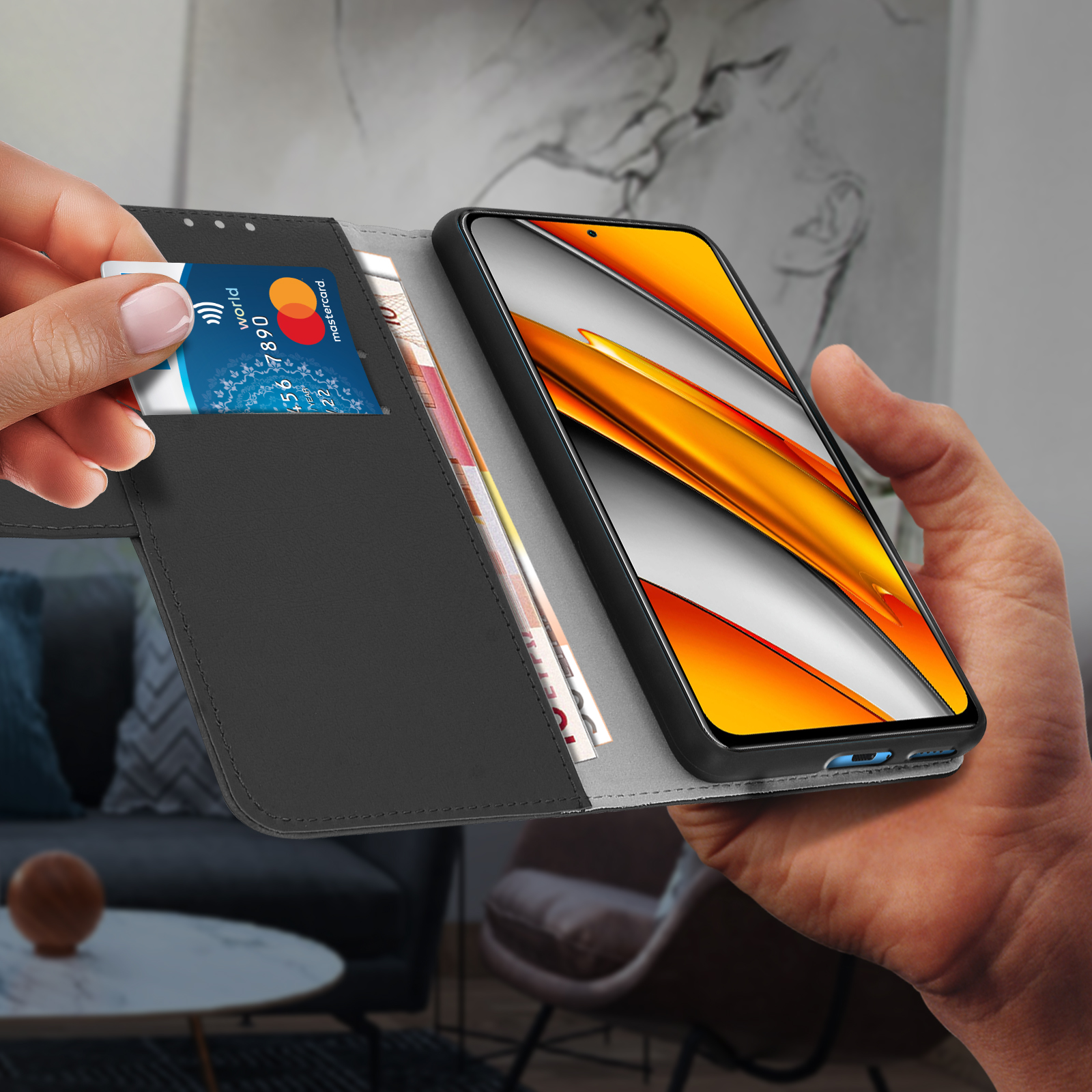 Mano che tiene un telefono in una custodia, carta di credito e denaro visibili. Il telefono mostra un motivo arancione e giallo.
