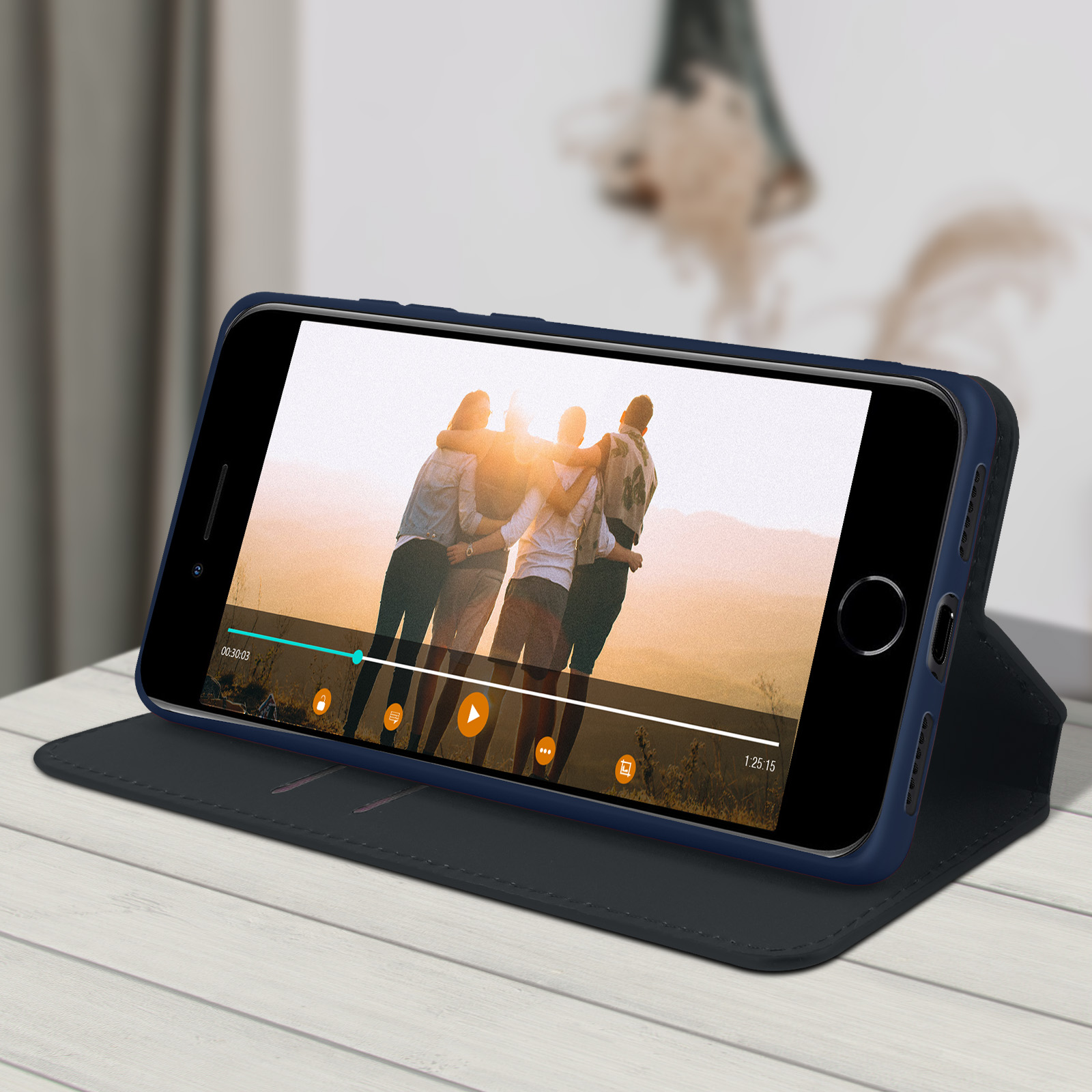 Een telefoon met een video die op het scherm wordt afgespeeld, ondersteund door een hoesje.